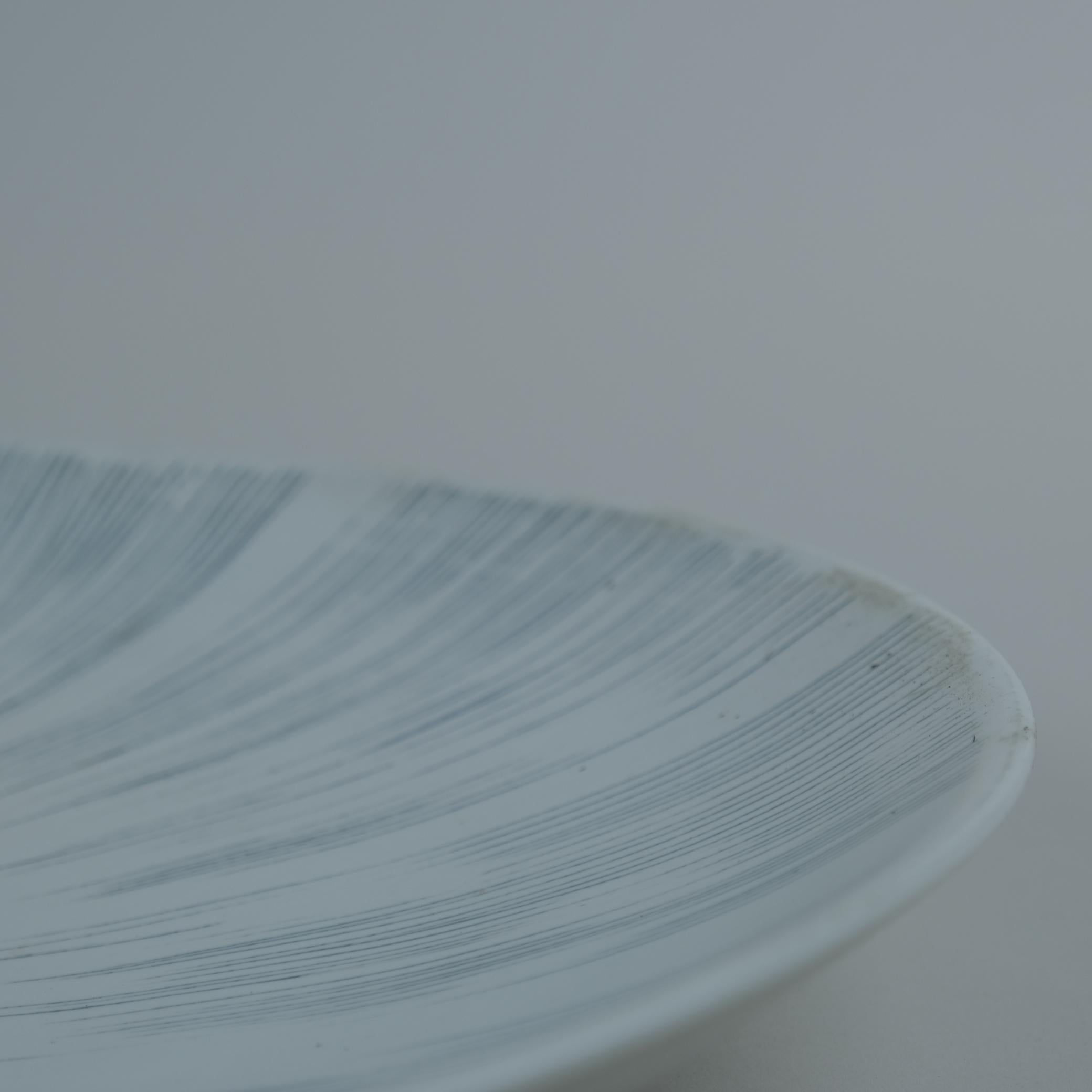 Milieu du XXe siècle Toini Muona, grand plat décoratif blanc naturel et rayures Arabia, 1954 en vente
