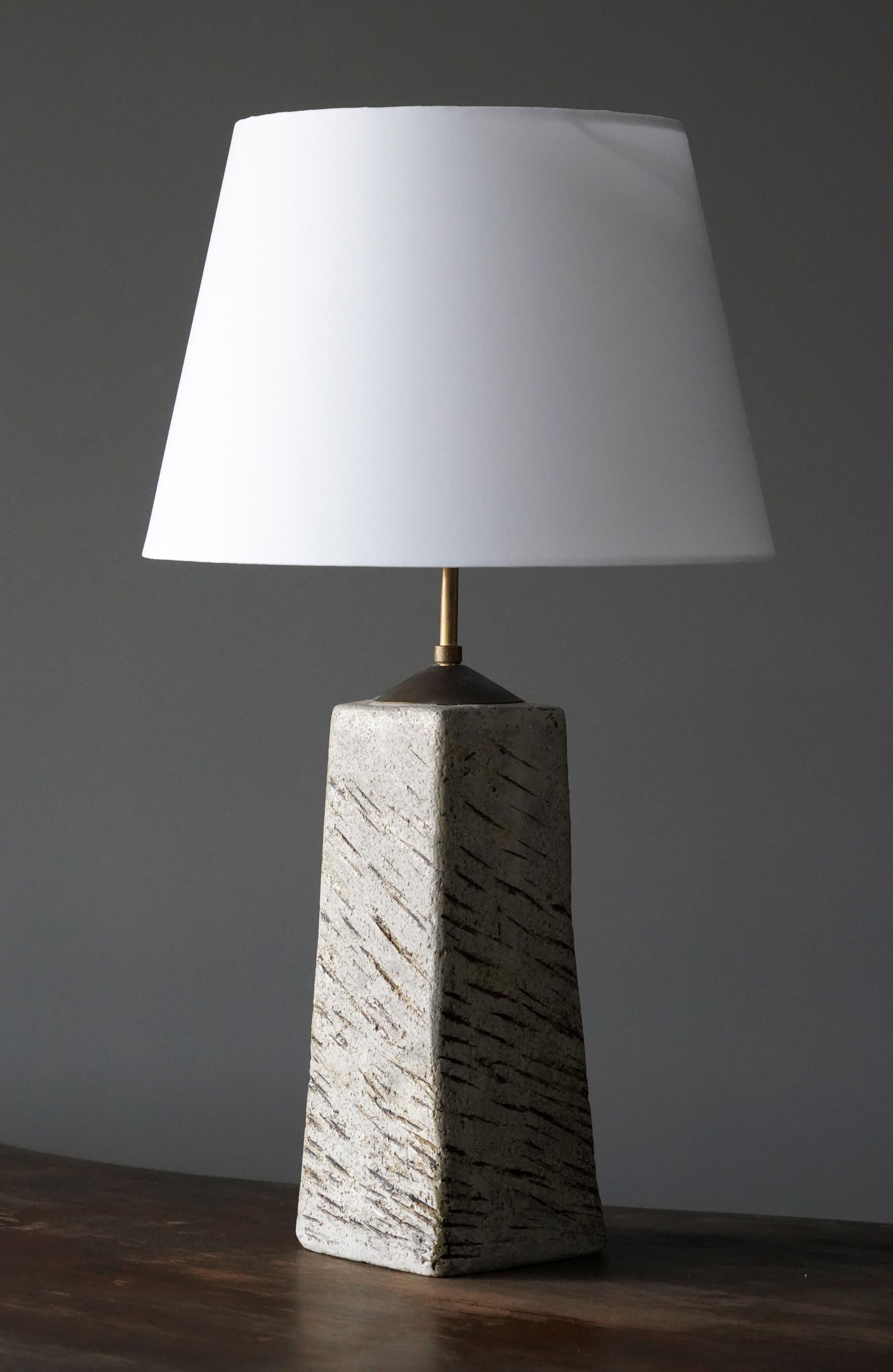 A table lamp, likely unique, by Finnish ceramic artist Toini Muona (1904 - 1987). 

Sold without lampshade. Stated dimensions excluding lampshade.
