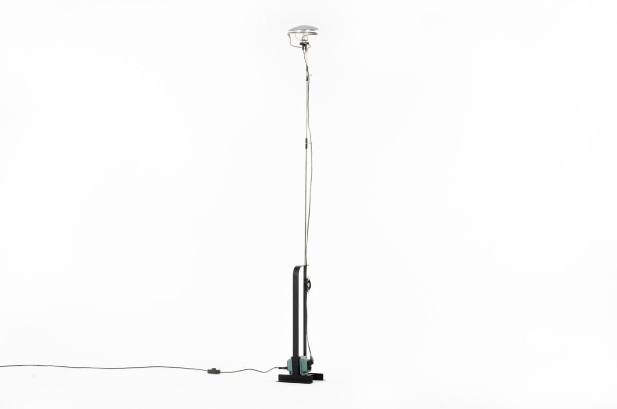 Floor lamp designed by Achille and Pier Giacomo Castiglioni for Flos in 1962
Toio model
BAse with transformer, adjustable vertical arm, headlight car
Iconic piece