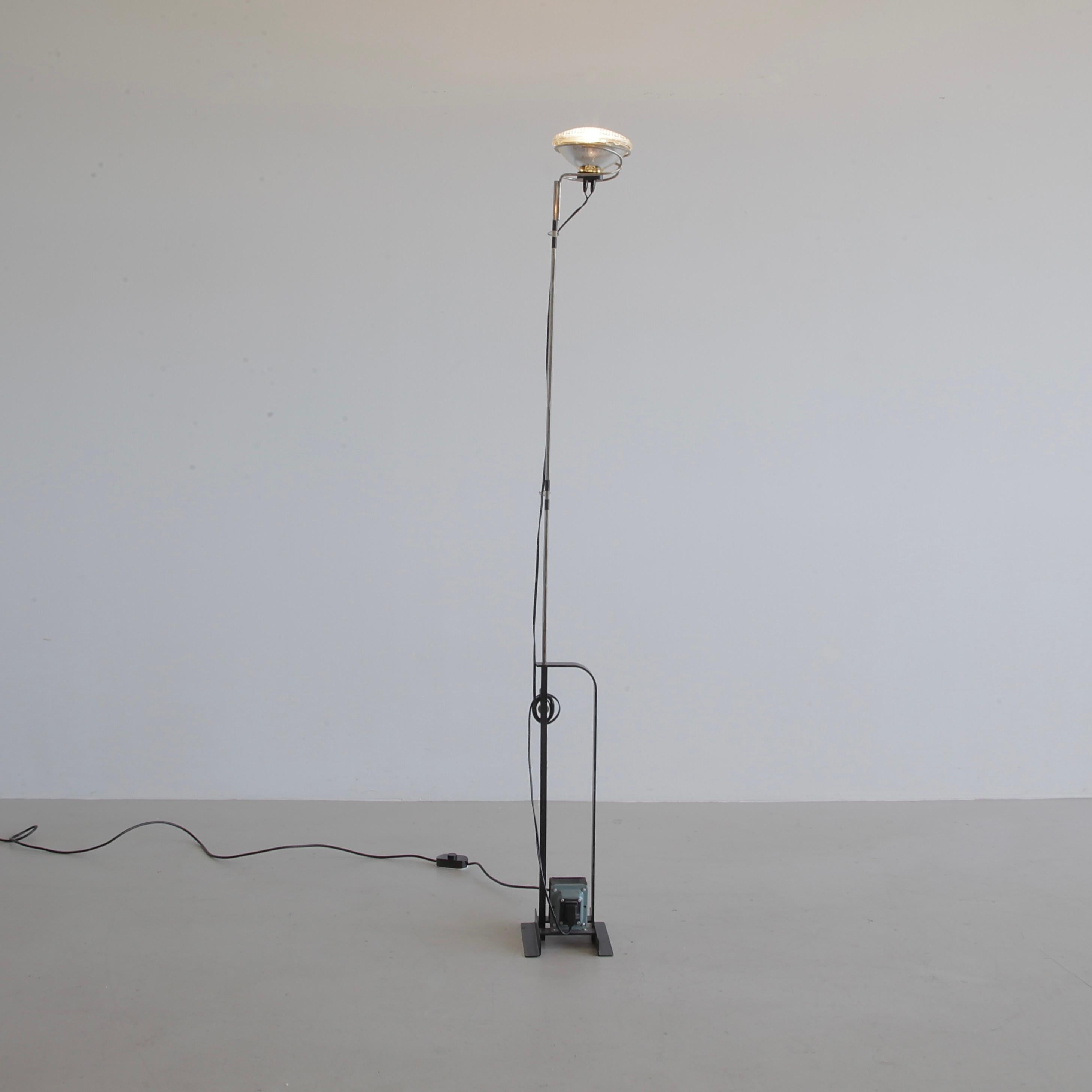 TOIO Floor Lamp by Achille & Pier Giacomo CASTIGLIONI, vintage In Good Condition For Sale In Berlin, Berlin