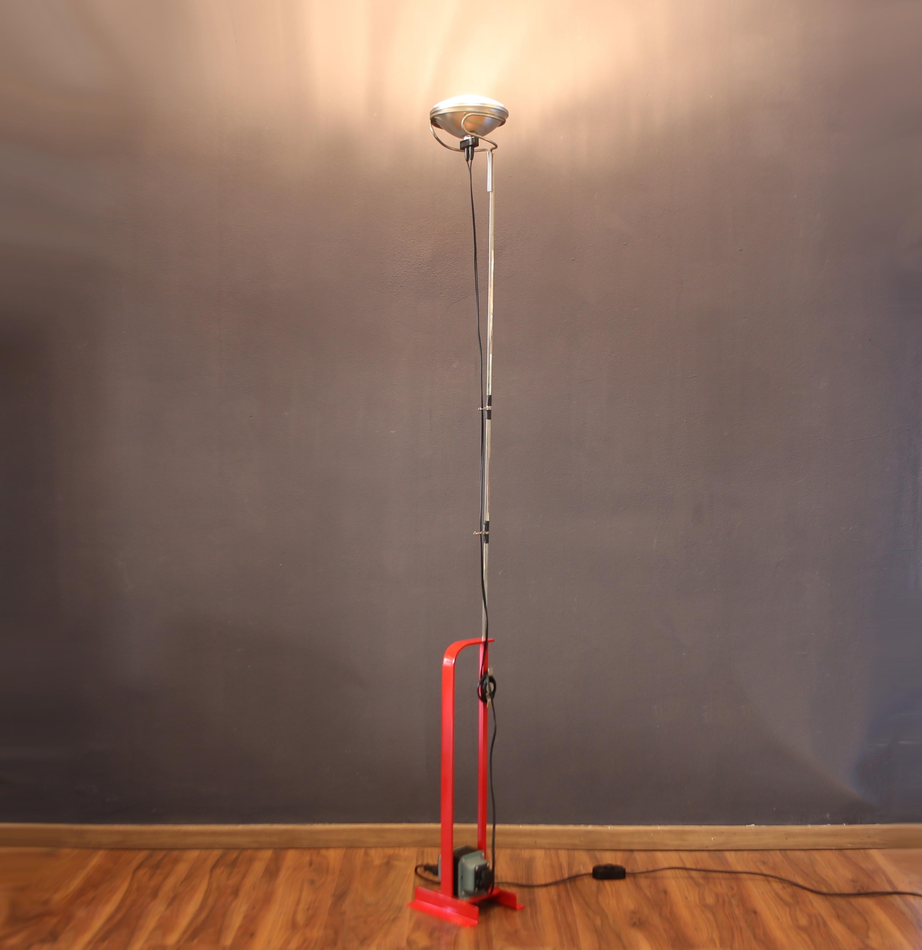 A special 300-watt automobile headlamp, imported in the early 1960s from the United States, is exploited in this light fixture.

In Toio the light source suggests the type of lighting, the use of the luminaire's constituent elements determine the
