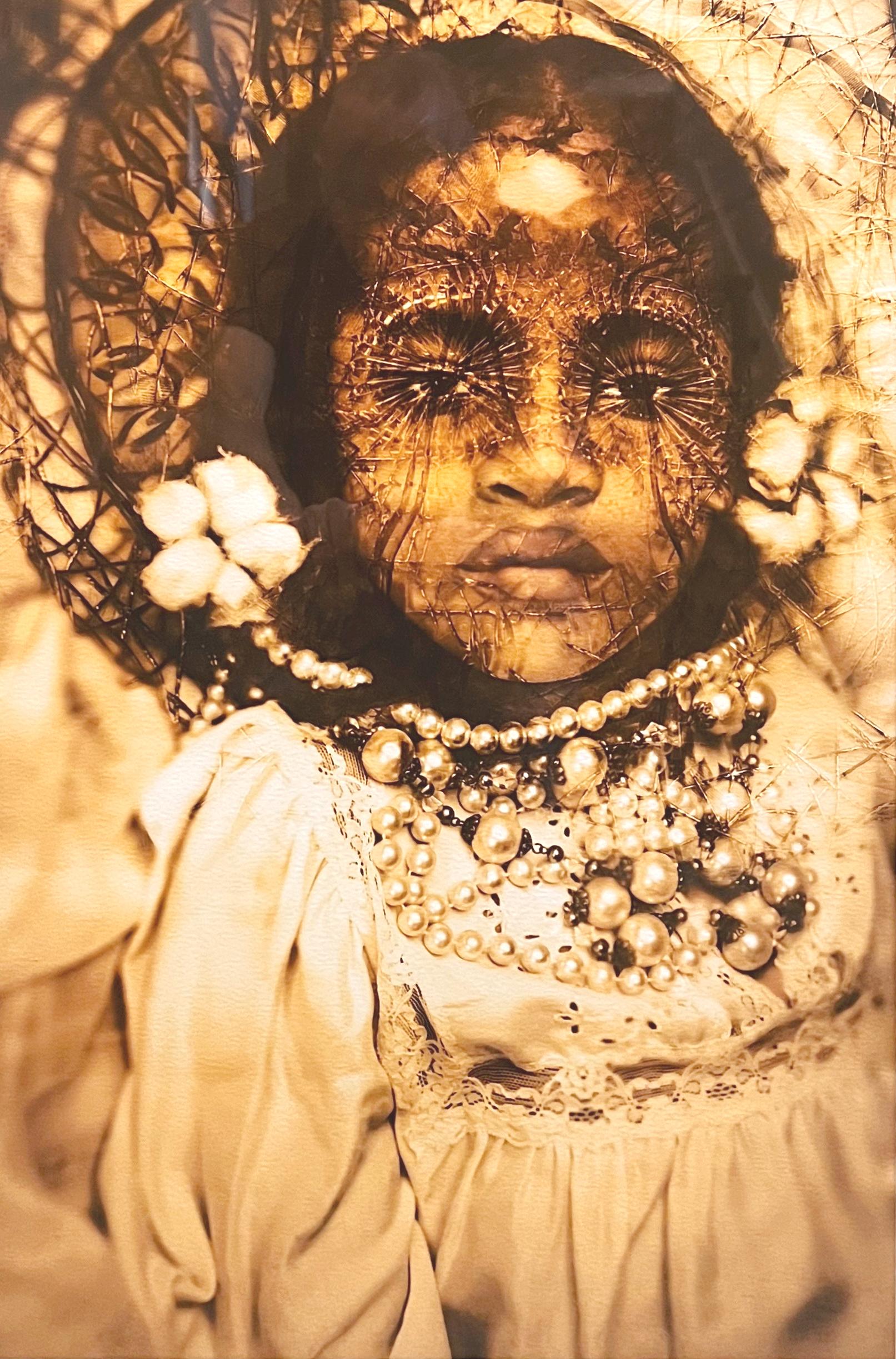Abstract Photograph Tokie Rome-Taylor - The Sight : photographie de l'artiste afro-américaine noire, fille avec l'or et le coton