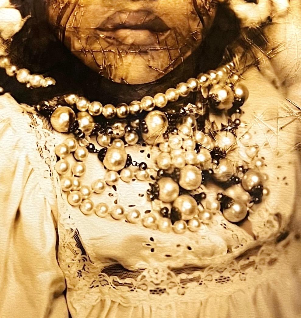 The Sight : photographie de l'artiste afro-américaine noire, fille avec l'or et le coton - Beige Abstract Photograph par Tokie Rome-Taylor