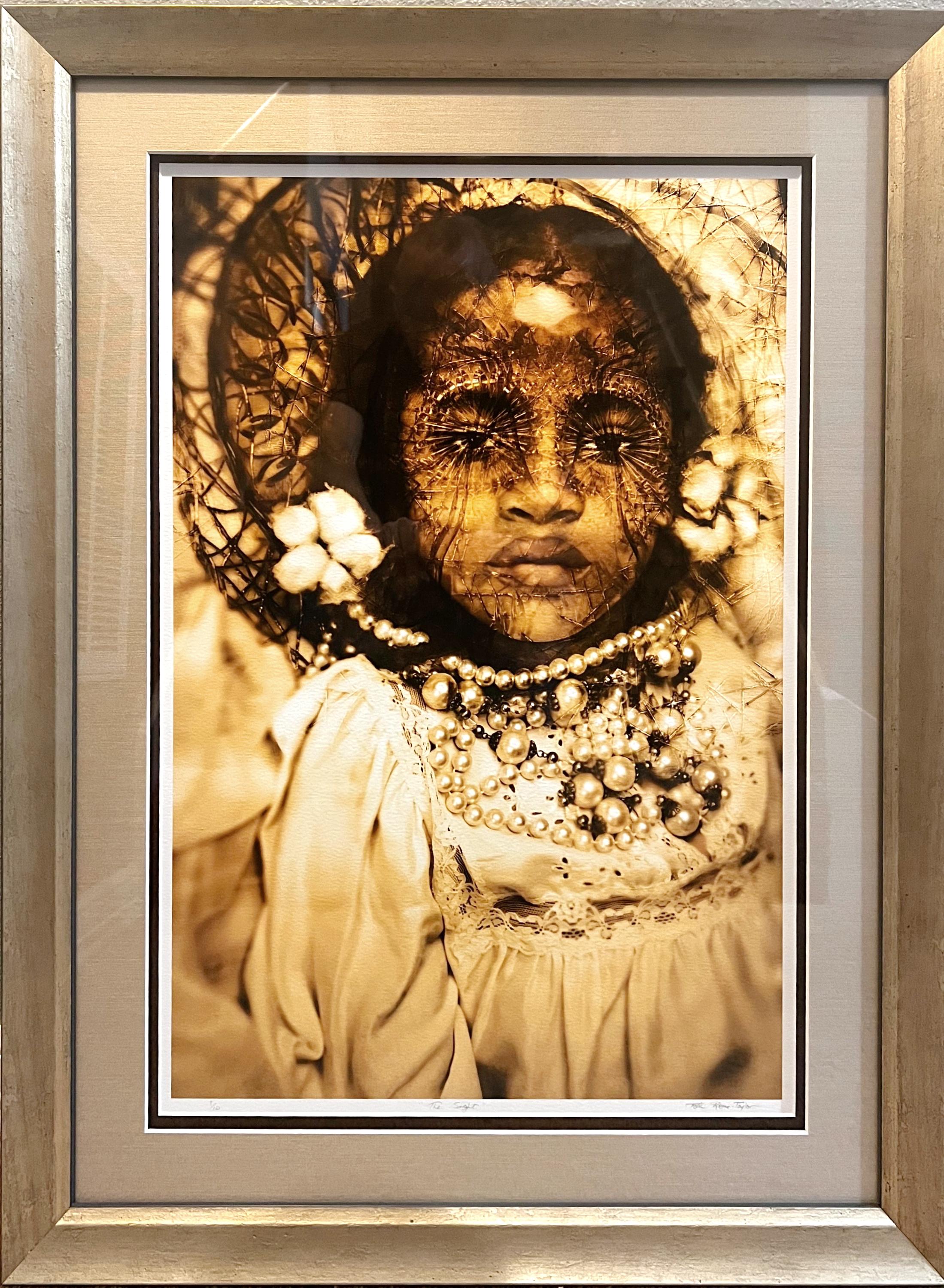 The Sight : photographie de l'artiste afro-américaine noire, fille avec l'or et le coton - Photograph de Tokie Rome-Taylor