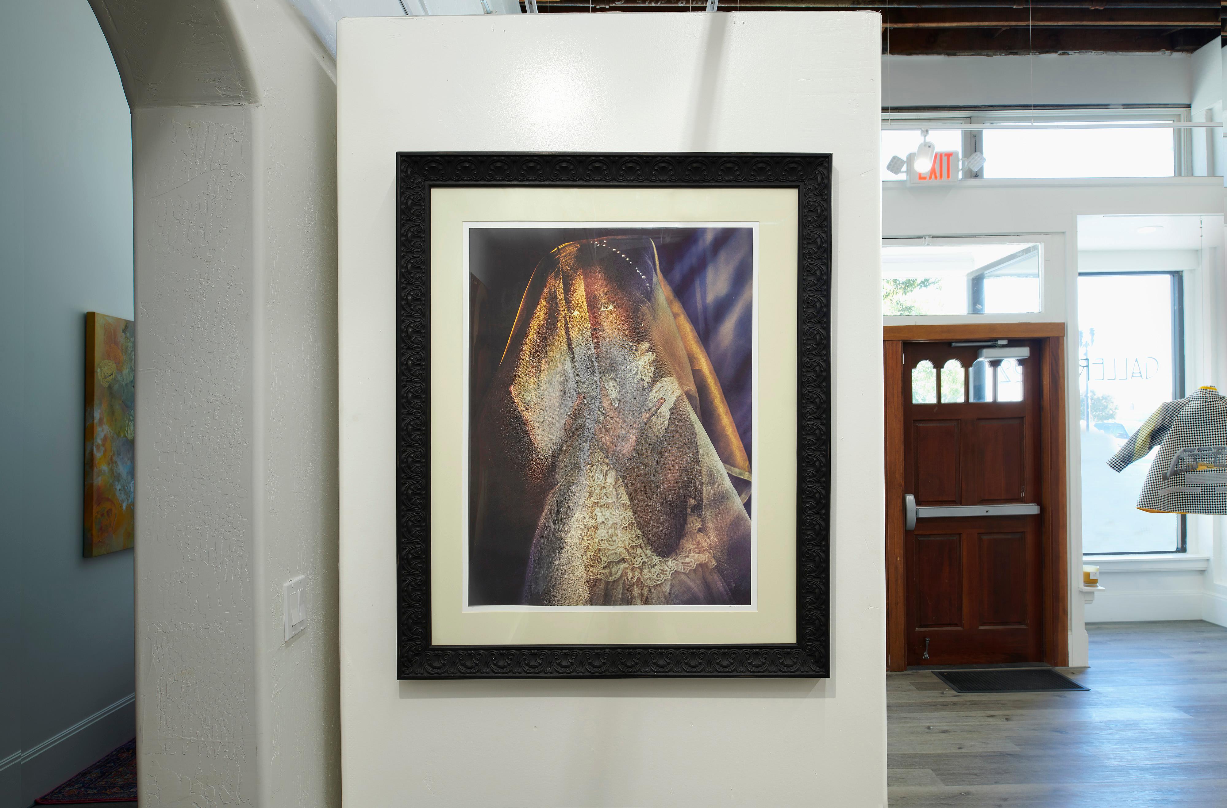  Veiled... Power in Those Hands- Atemberaubende Fotografie eines Creole-Girls in Schwarzgold – Photograph von Tokie Rome-Taylor