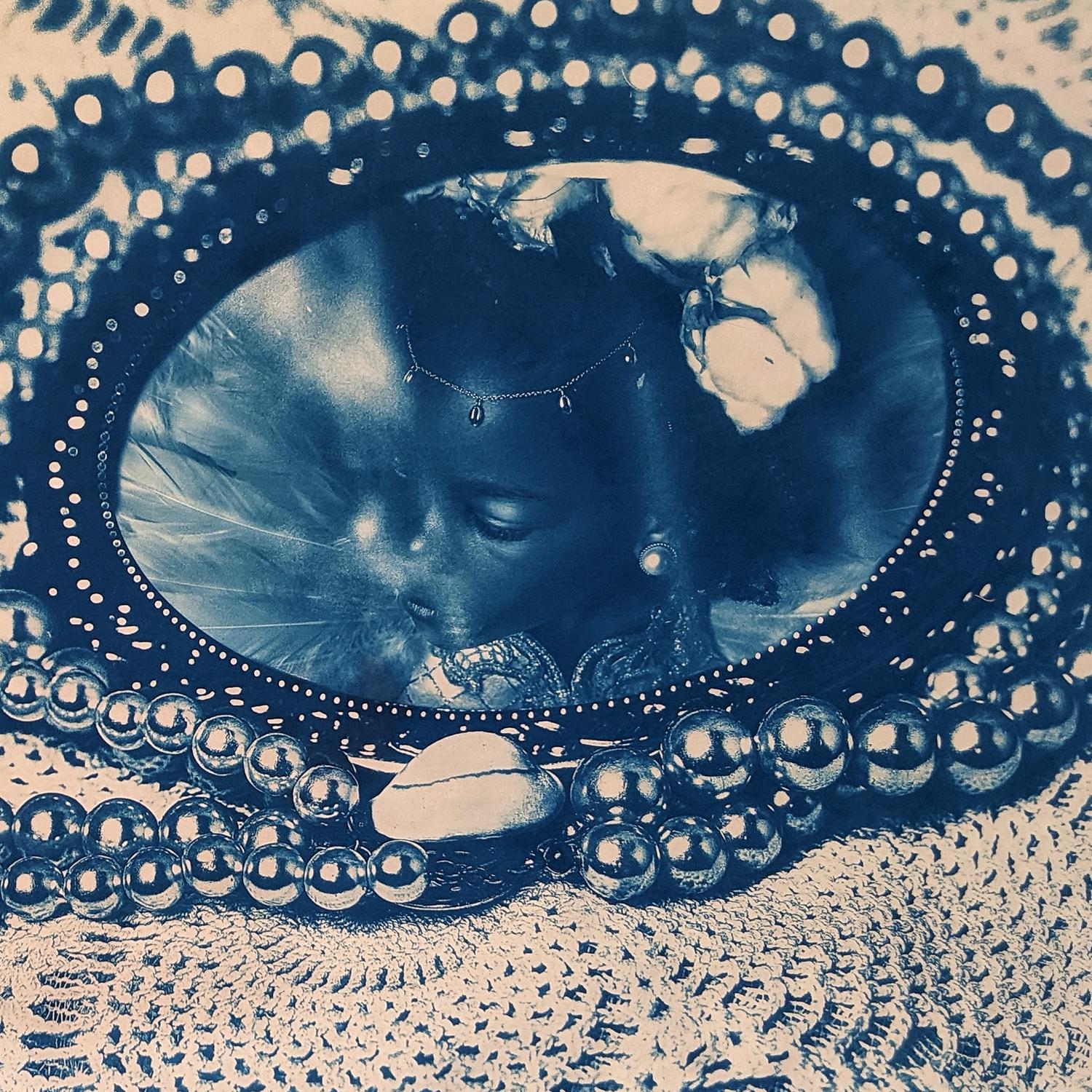 „What Grandmother Bequeathed to Me“ –  Zeitgenössisches Porträt – Cyanotypie – Photograph von Tokie Rome-Taylor