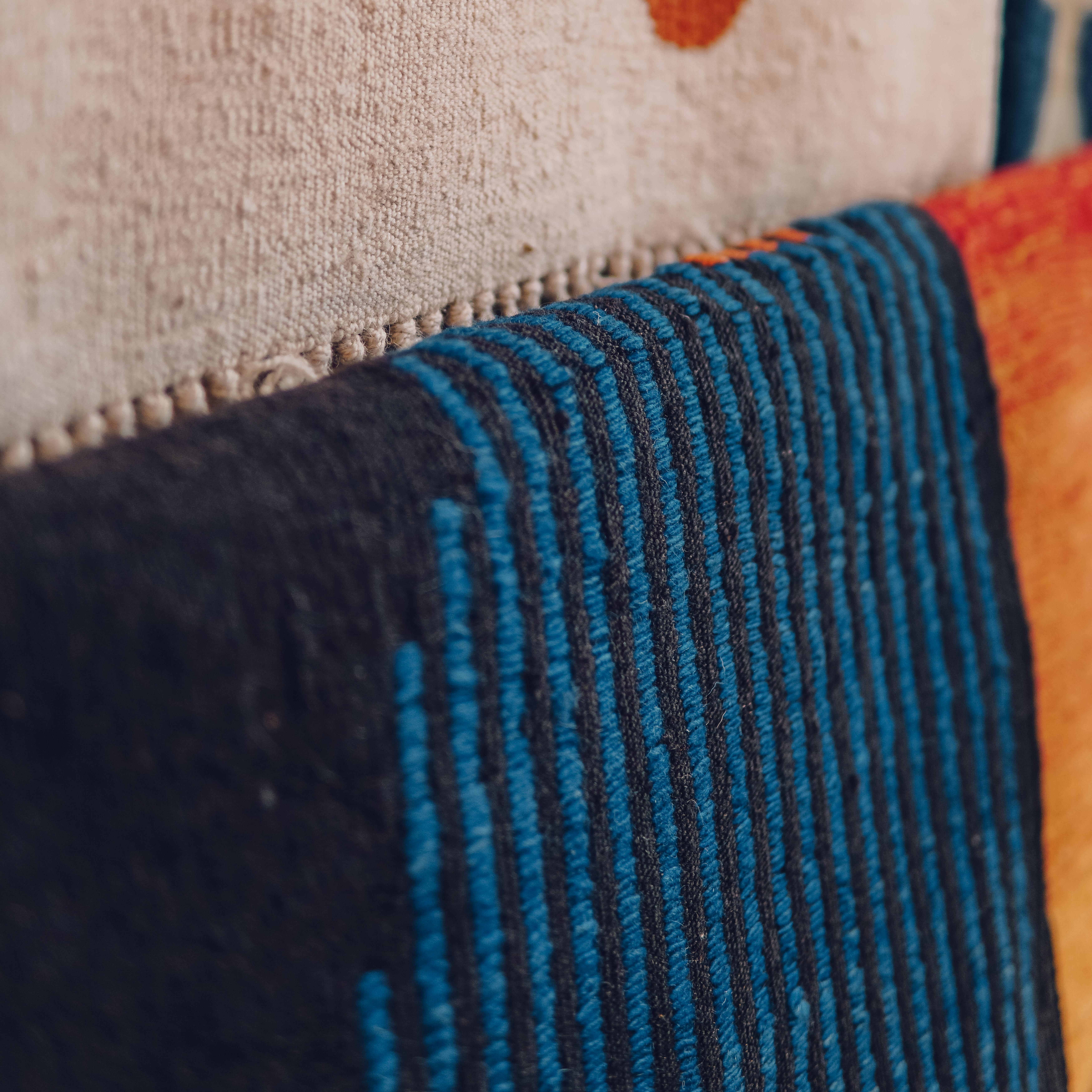 Rehaussez votre espace avec notre Rug & Kilim tissé à la main Tokio, conçu et tissé avec talent sur un métier à tisser traditionnel. Nous collaborons avec des femmes artisans talentueuses dans toute la Turquie pour donner vie à nos tapis kilim, en