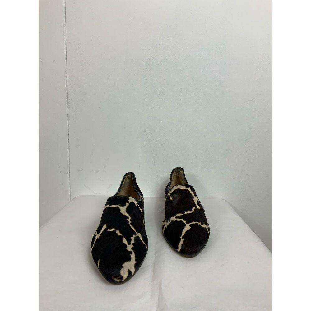 Tokio Kumagai Leather Flats

Tokio Kumagai slip on. 
In pony skin, cow spots pattern. 
Belonging to the Fall Winter 85/86 collection. 
Number 39 and a half. The inner sole measures 26 cm. 
The same model is exhibited at the Belgian shoe museum.
