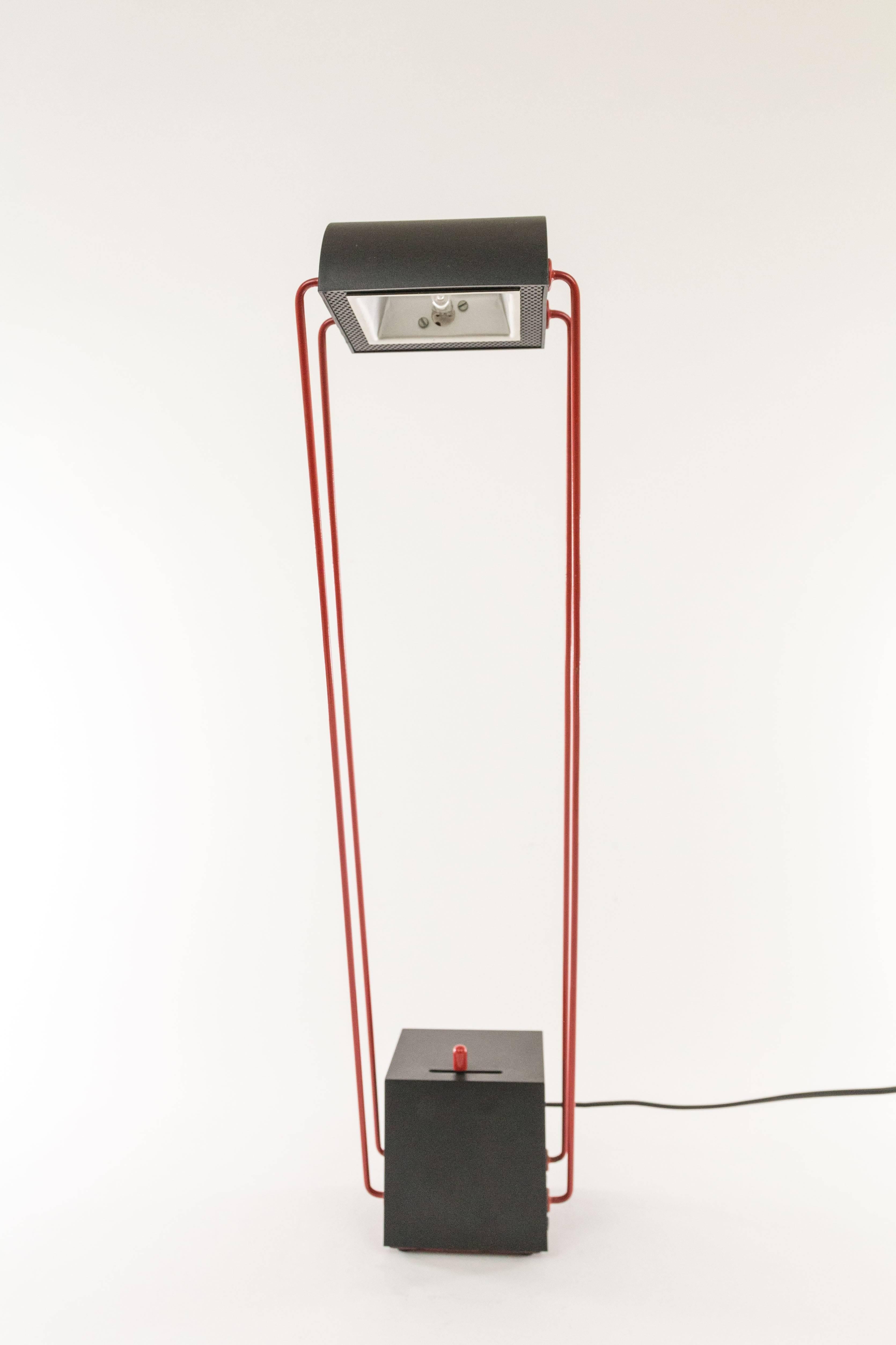 Lacquered Tokio Metal Table Lamp by Shigeaki Asahara for Stilnovo in Red and Black For Sale