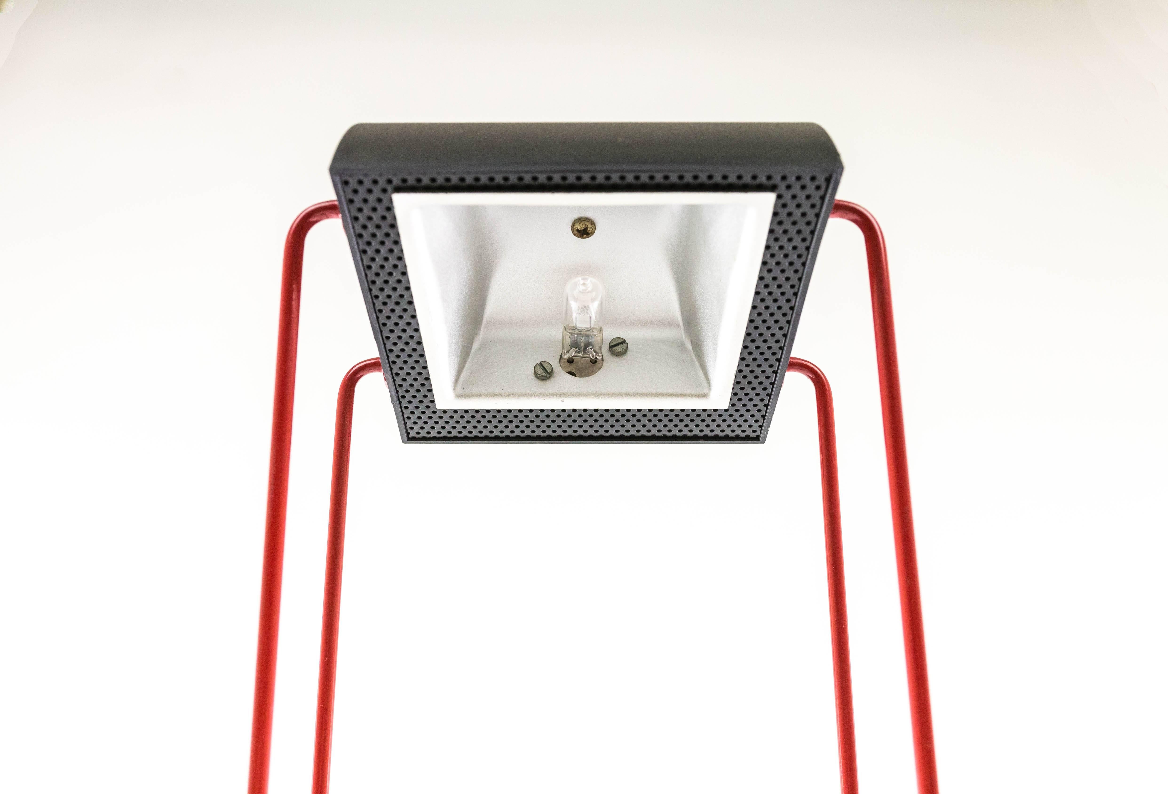 Tokio Metal Table Lamp by Shigeaki Asahara for Stilnovo in Red and Black In Excellent Condition For Sale In Rotterdam, NL