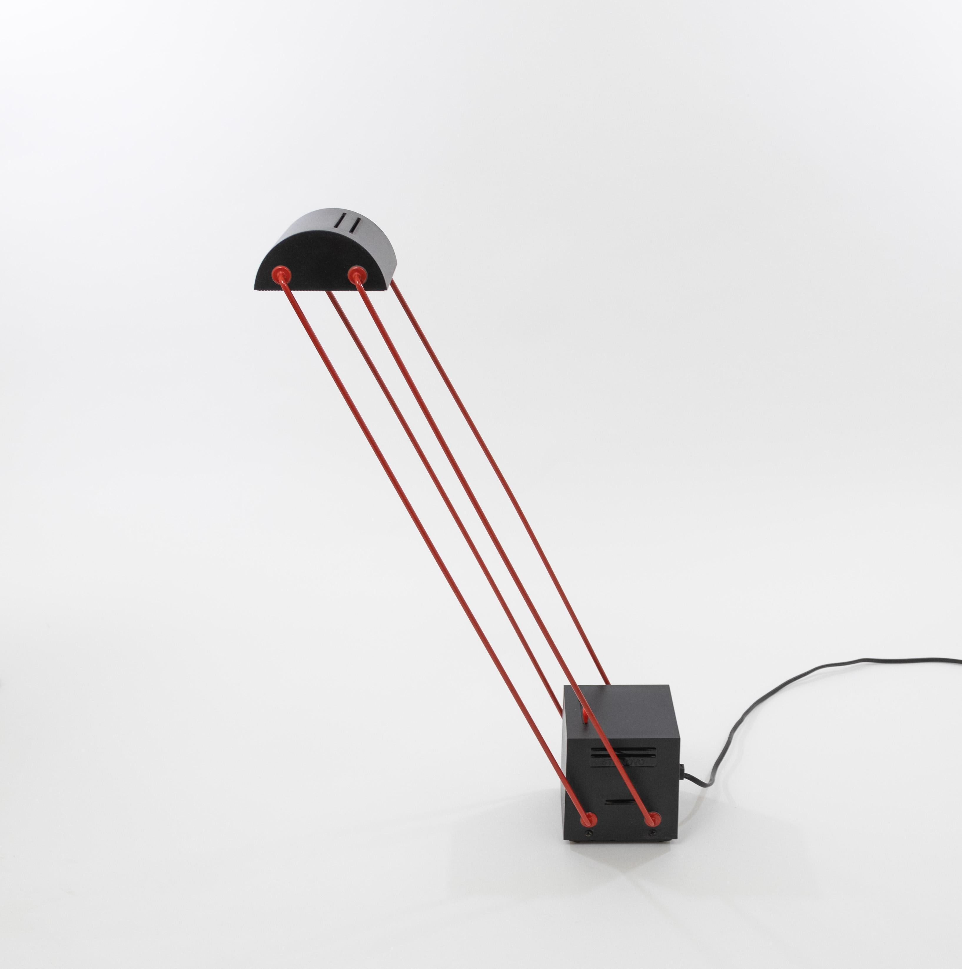 Lampe de table Tokio conçue par Shigeaki Asahara pour le fabricant de luminaires italien Stilnovo en 1980.

Le modèle est doté d'un abat-jour en forme de demi-sphère qui est soutenu par quatre bras réglables, ce qui permet de déplacer la lampe vers