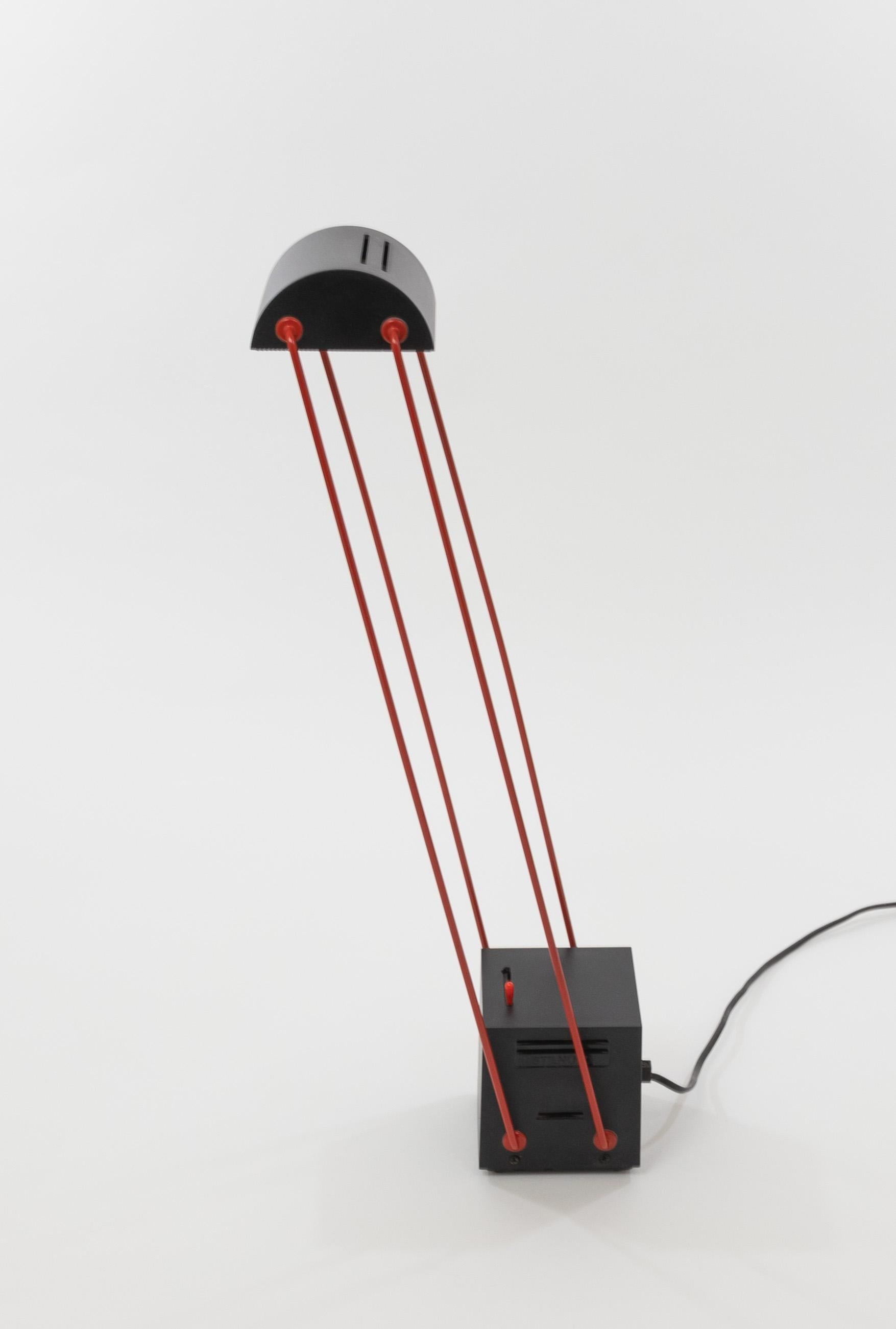 Mid-Century Modern Lampe à poser Tokio de Shigeaki Asahara pour Stilnovo en rouge et noir en vente