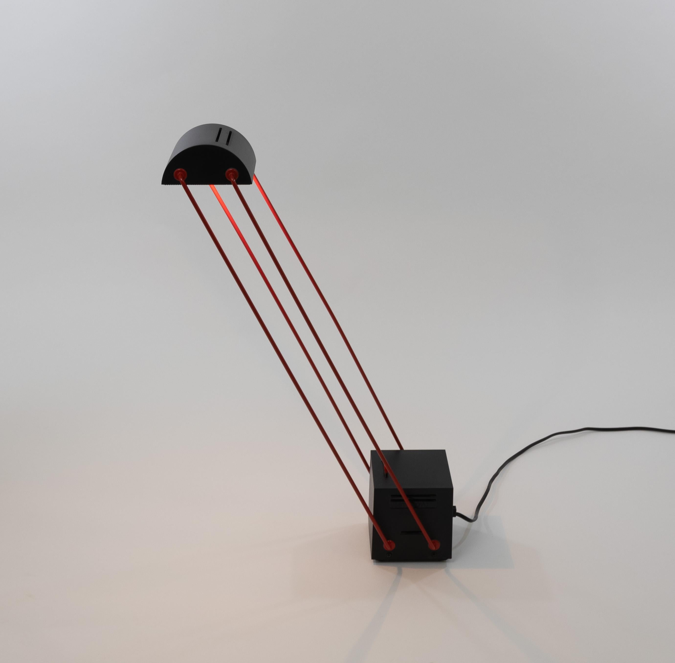 Lampe à poser Tokio de Shigeaki Asahara pour Stilnovo en rouge et noir Bon état - En vente à Rotterdam, NL