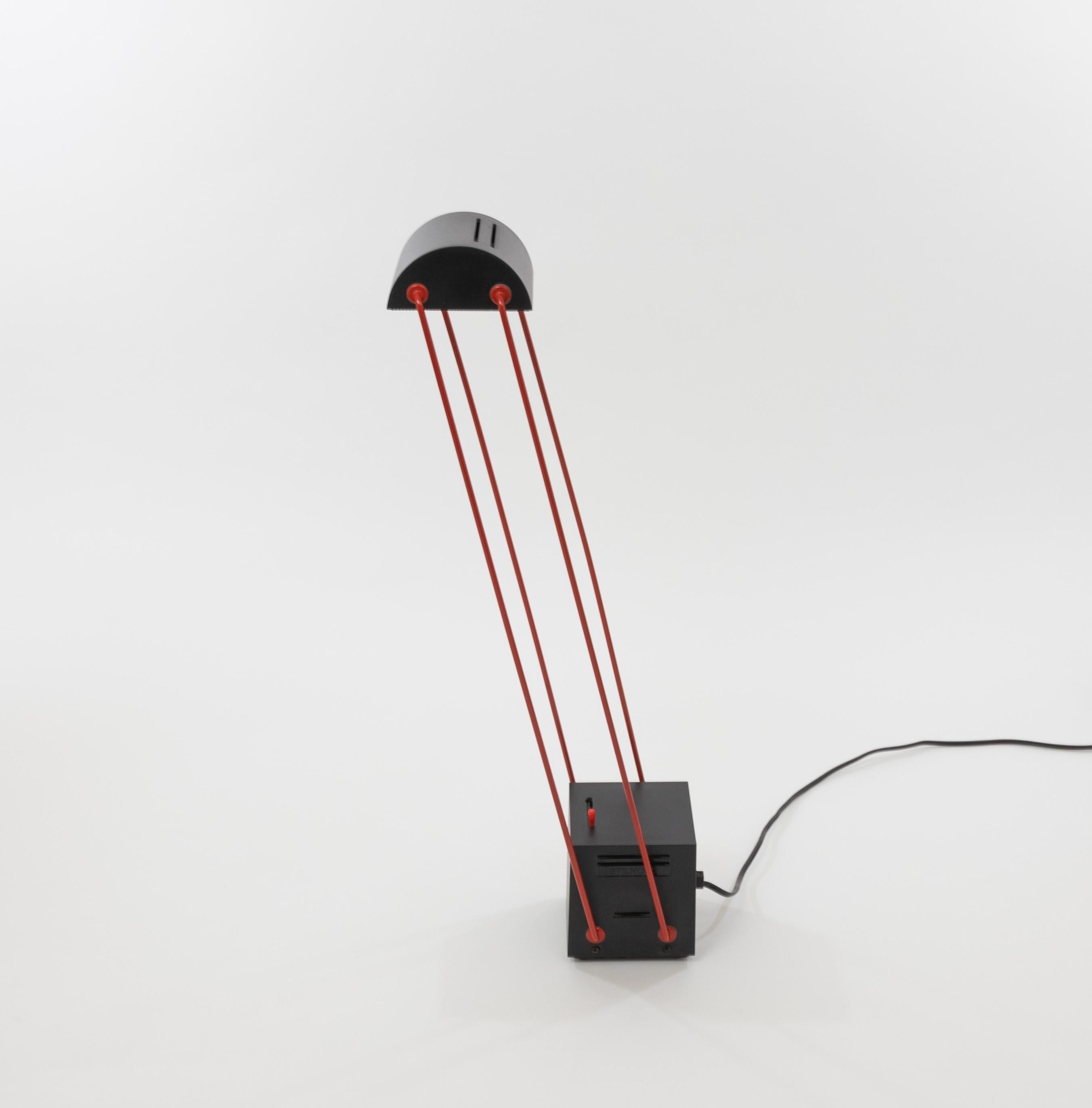 Fin du 20e siècle Lampe à poser Tokio de Shigeaki Asahara pour Stilnovo en rouge et noir en vente