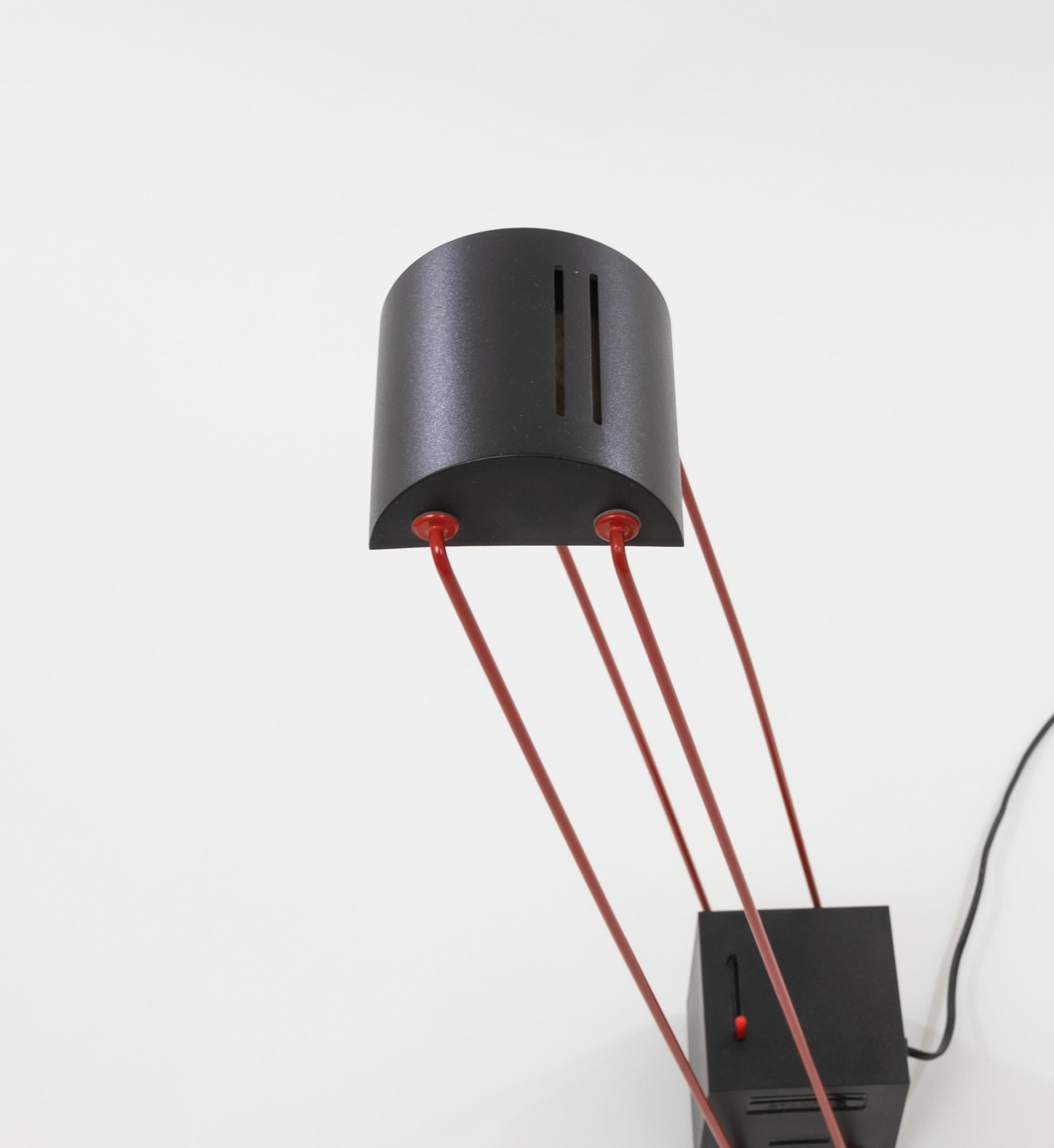Métal Lampe à poser Tokio de Shigeaki Asahara pour Stilnovo en rouge et noir en vente