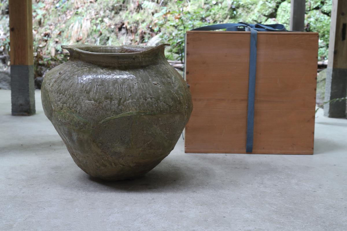 This is an old Tokoname sutra jar from the Heian to Kamakura periods. It has a shape that traces the lineage of medium-sized Sue ware pots, and is a unique type of Tokoname pottery that has been fired in large numbers since the early 12th century in