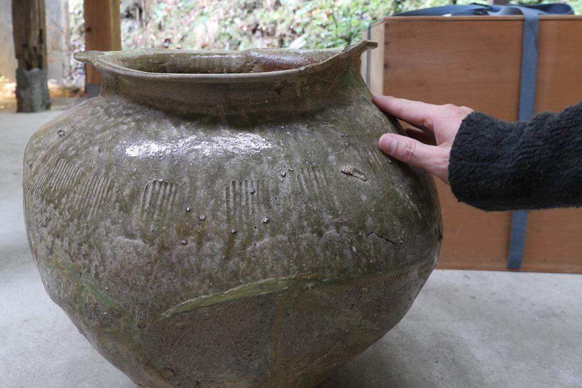 Tokoname Sutra Jar, Heian-Kamakura/Japanese Antique/8th-14th Century In Fair Condition For Sale In Kyoto-shi, Kyoto