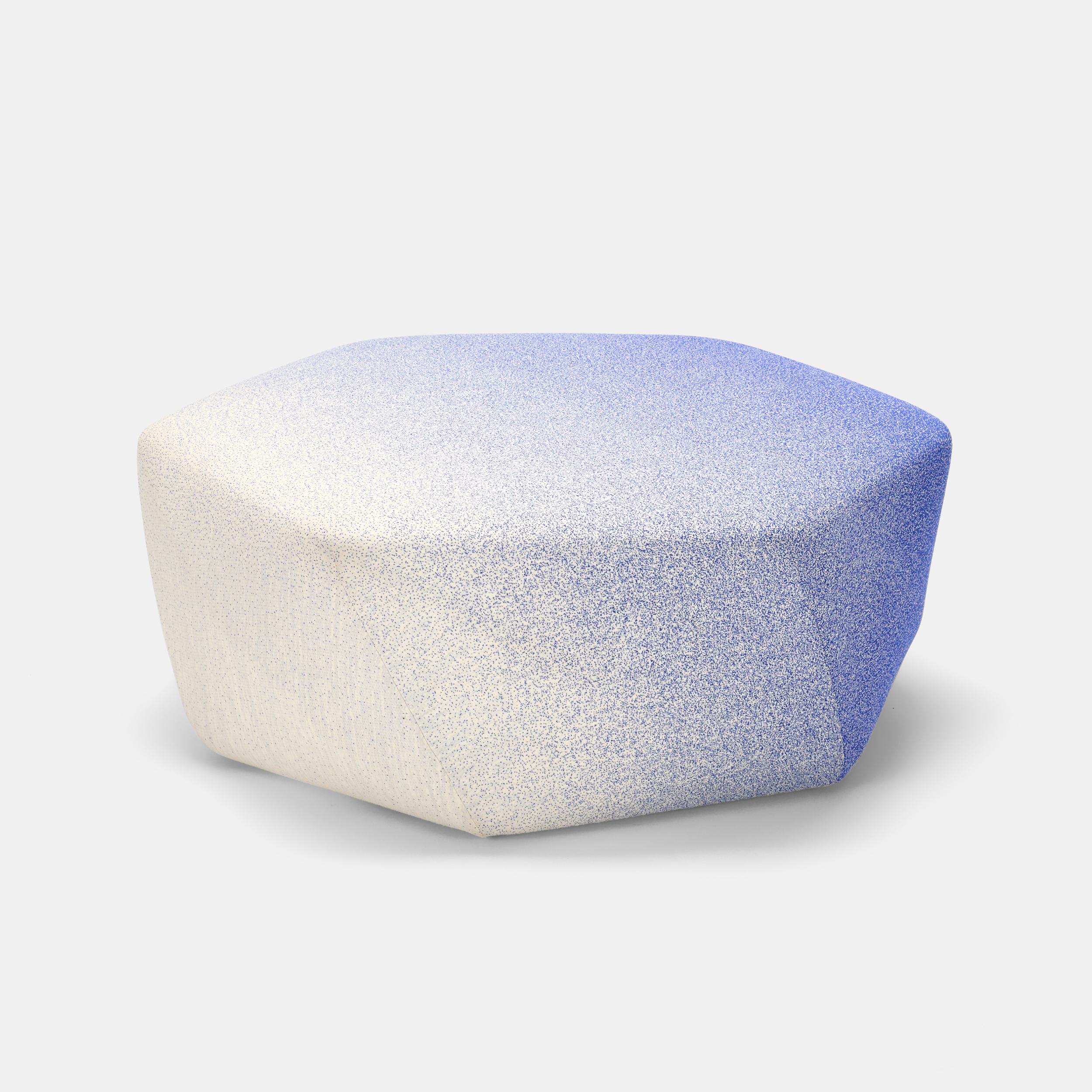 Entworfen von Tokujin Yoshioka

Der Brook Pouf, der für den Issey Miyake Flagship Store in der Londoner Brook Street entworfen wurde, ist ein gepolstertes Wunderwerk mit einem facettierten Profil, das an Edelsteine erinnert. Mit einem scharfen Auge