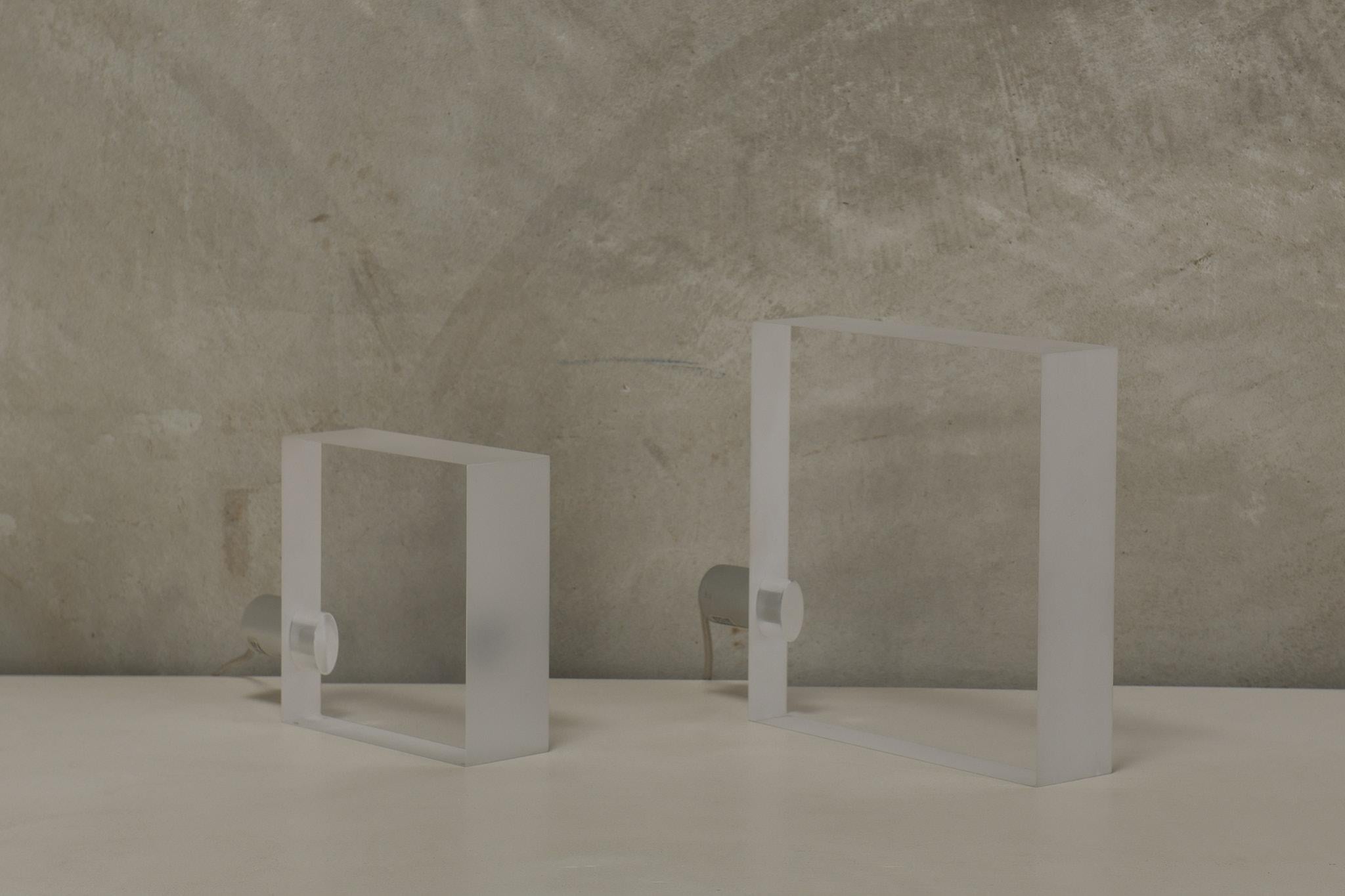 Minimalistas y modernas, estas lámparas están bellamente diseñadas para abrir espacio en cualquier ambiente íntimo. 

Se venden por separado:
Grande 11,5