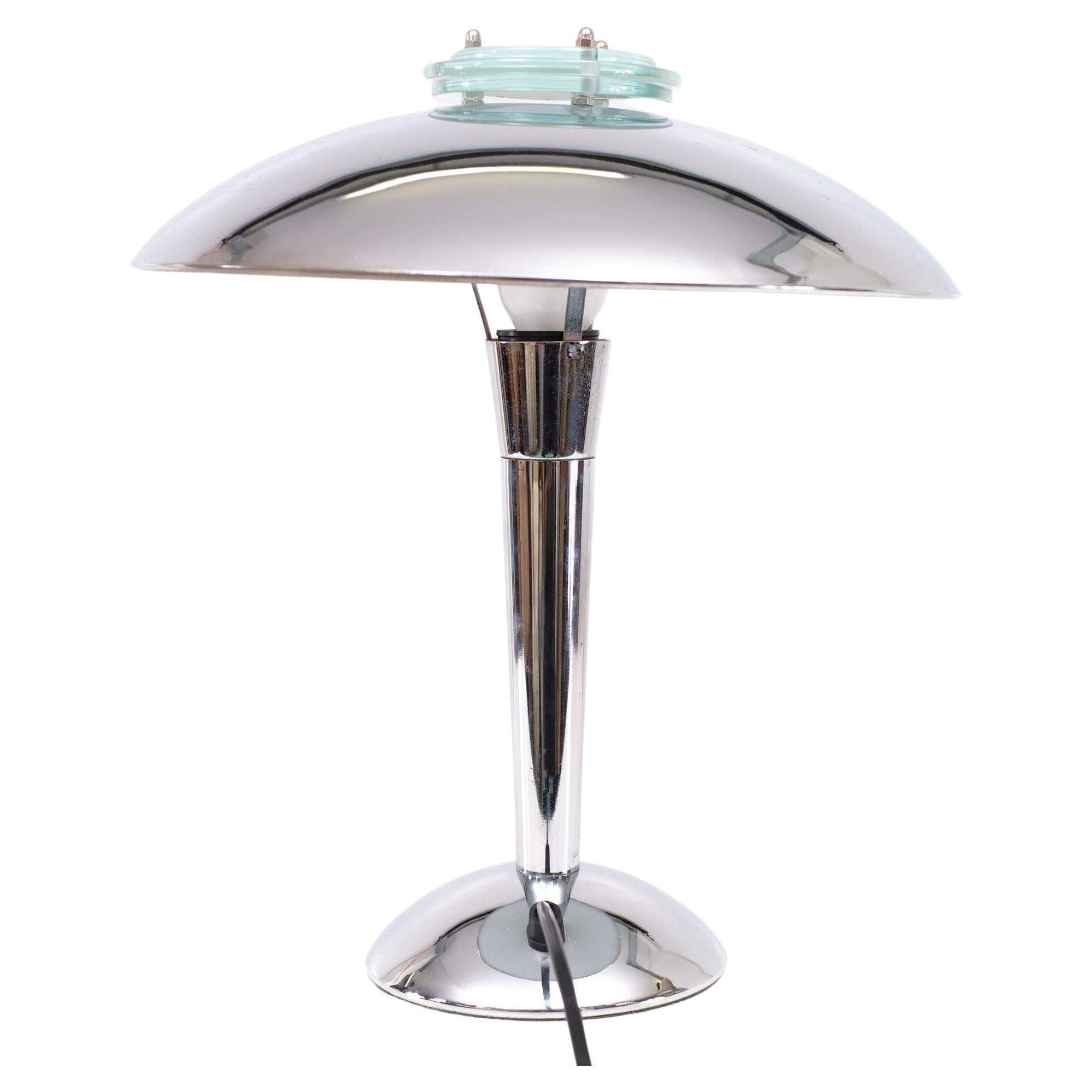 Lampe de table chromée Modèle Tokyo ,dans le style Bauhaus . Livré avec trois verres ronds 
Cela donne un bel effet de diffusion à la lumière. 
Conçue au début des années 1980  par  K.K. Produits WU. Grande ampoule E27 nécessaire. 
