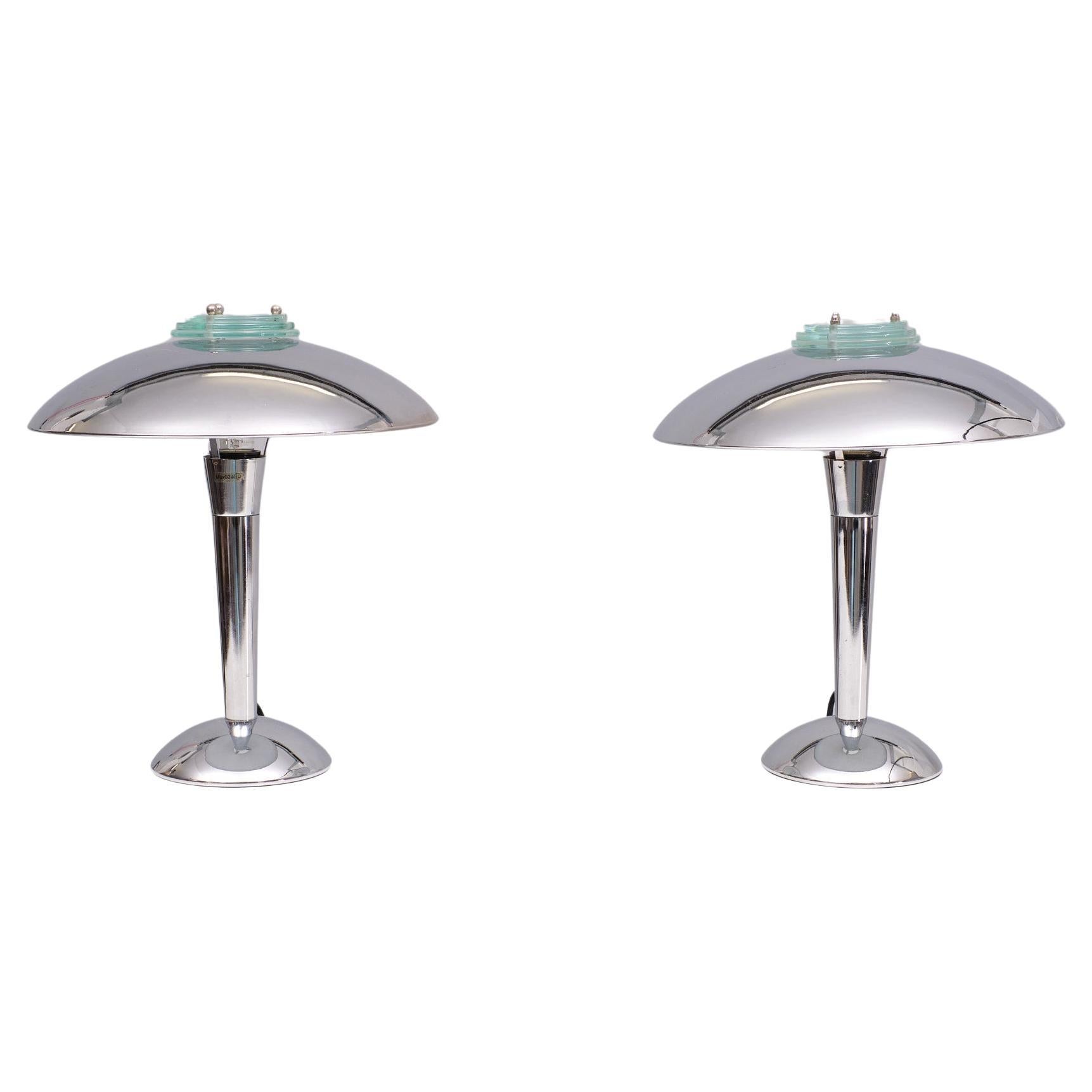 Paar Chrom Tischlampe Modell Tokyo ,im Bauhaus Stil . Kommt mit drei runden Glasplatten auf der Oberseite, die dem Licht einen schönen diffusen Effekt verleihen. 
Entworfen in den frühen 1980er Jahren von W.K. WU-Produkte. Japan Große E27 Glühbirne