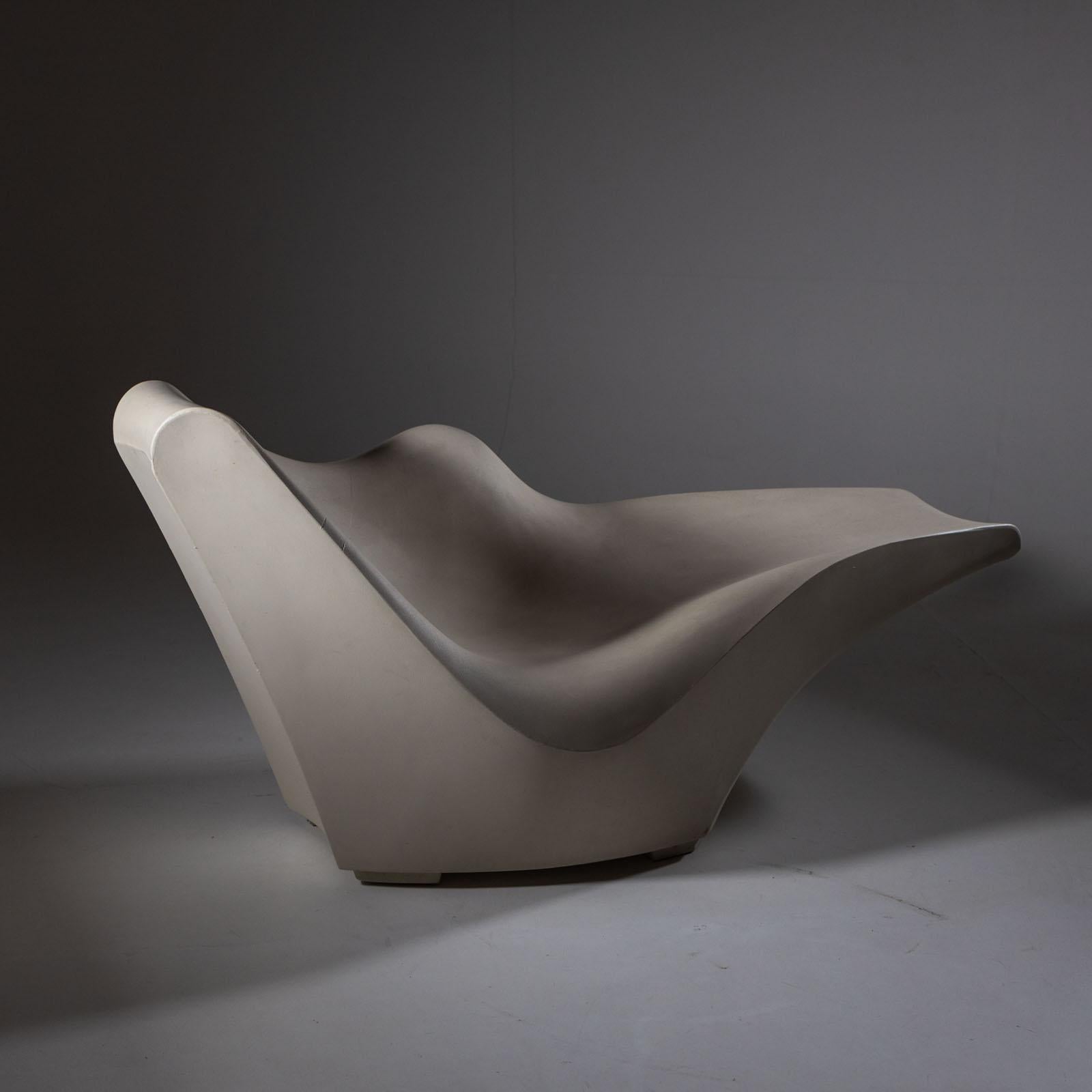 Large organically shaped Tokyo Pop lounger designed by Tokujin Yoshioka for Driade in the early 2000s. The large lounger is made of off-white plastic.