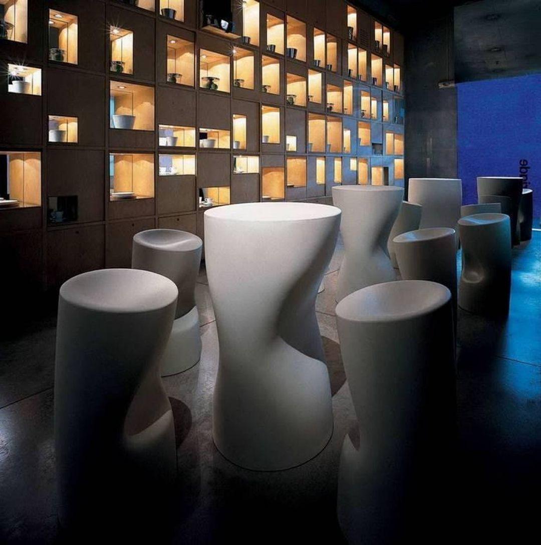 La collezione Tokyo-Pop segna, nel 2002, il debutto sulla scena internazionale di Tokujin Yoshioka, oggi considerato uno dei maestri del design contemporaneo. Il divano, la poltrona e soprattutto il letto da giorno e lo sgabello, dimenticano la