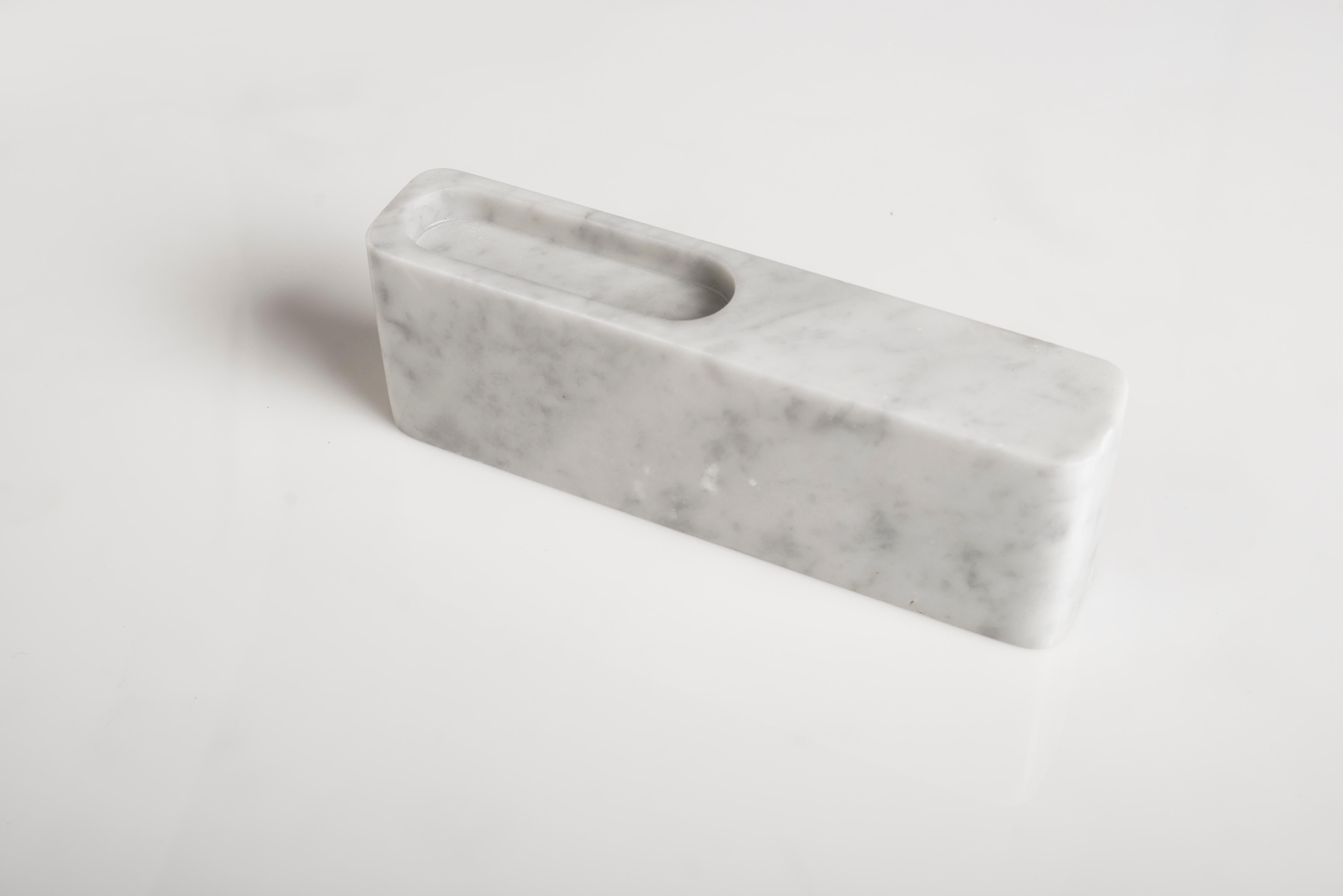 Scultura di Tokyo di Carlo Massoud
Fatto a mano 
Dimensioni: D 6 x L 35 x H 12 cm 
Materiali: marmo di carrara

Il lavoro di Carlo Massoud nasce dalla sua incessante messa in discussione delle norme sociali, politiche, culturali e ambientali.