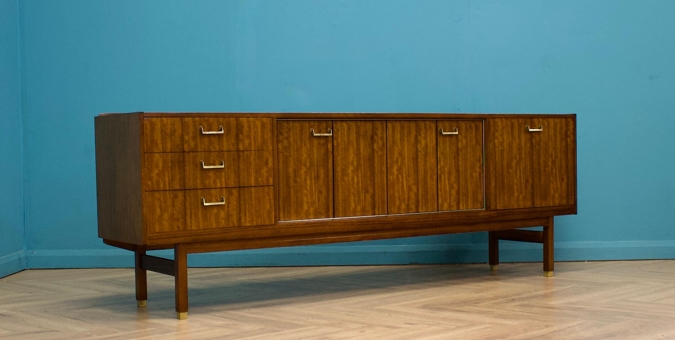 Credenza in tola di metà secolo di G-Plan, circa anni '60




Con un armadio a due ante, un armadietto a ribalta per le bevande e tre cassetti.