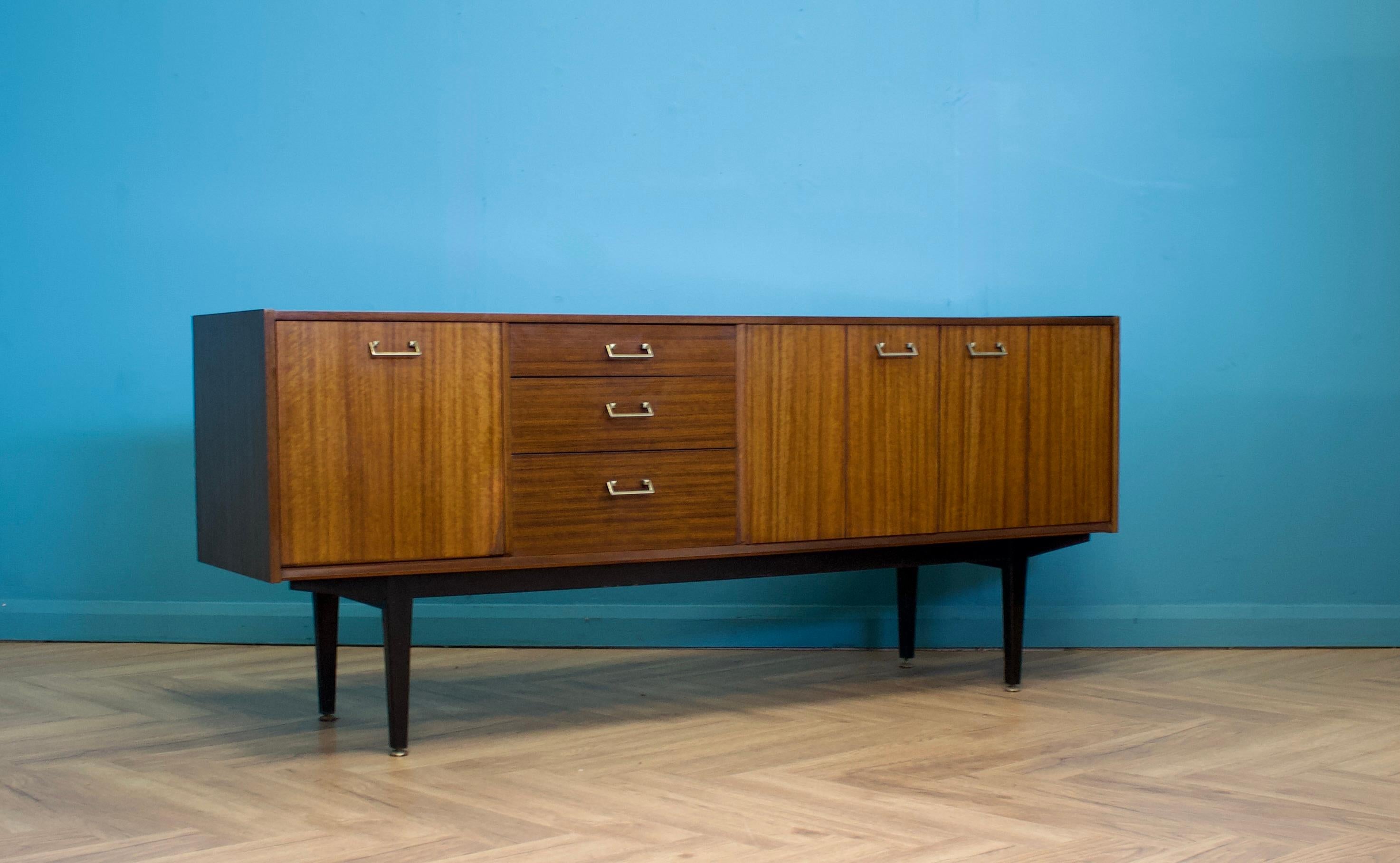 Buffet en noyer du milieu du siècle de Nathan, vers les années 1960




Comprend deux armoires - avec une étagère, trois tiroirs et un porte-boissons escamotable.