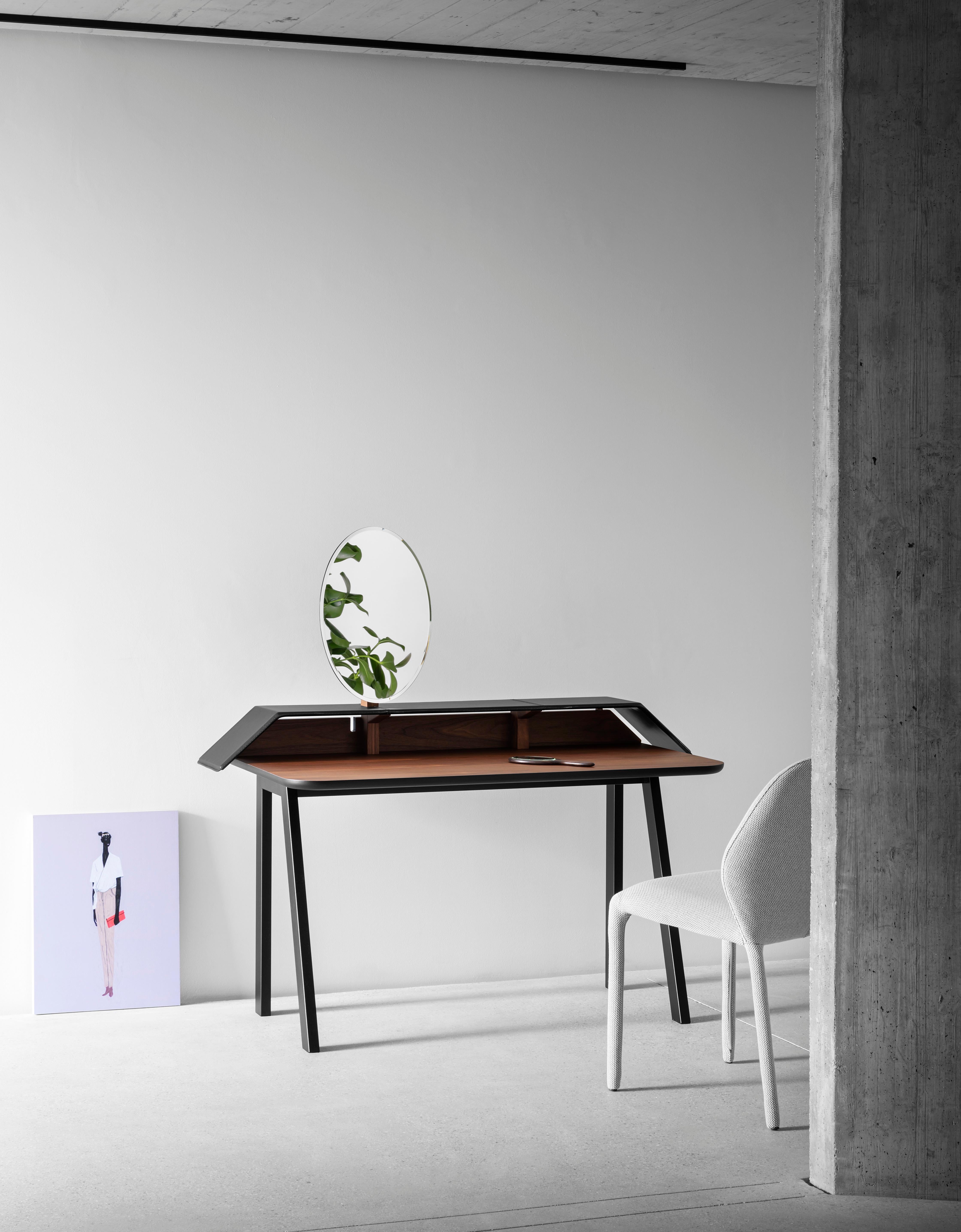 Tolda is a neo-romantic pop element, the adjustable mirror reveals the inspiration for the classic dressing table, now revisited in a contemporary key, with the right humor.

Desk with structure and legs lacquered in white, silk grey, dusty grey