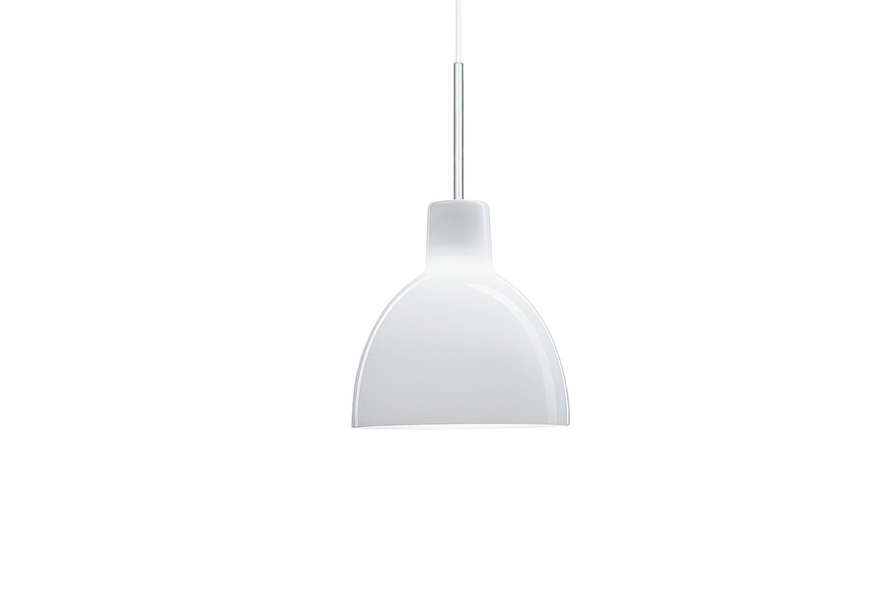 L'apparecchio emette una luce non abbagliante diretta principalmente verso il basso. Il vetro opalino garantisce un'illuminazione confortevole e uniforme dell'area circostante l'apparecchio. Toldbod 6.1?/8.7? Glass Pendant è stato lanciato nel 2002