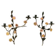 Paire de bougeoirs muraux suspendus à fleurs en tôle et porcelaine