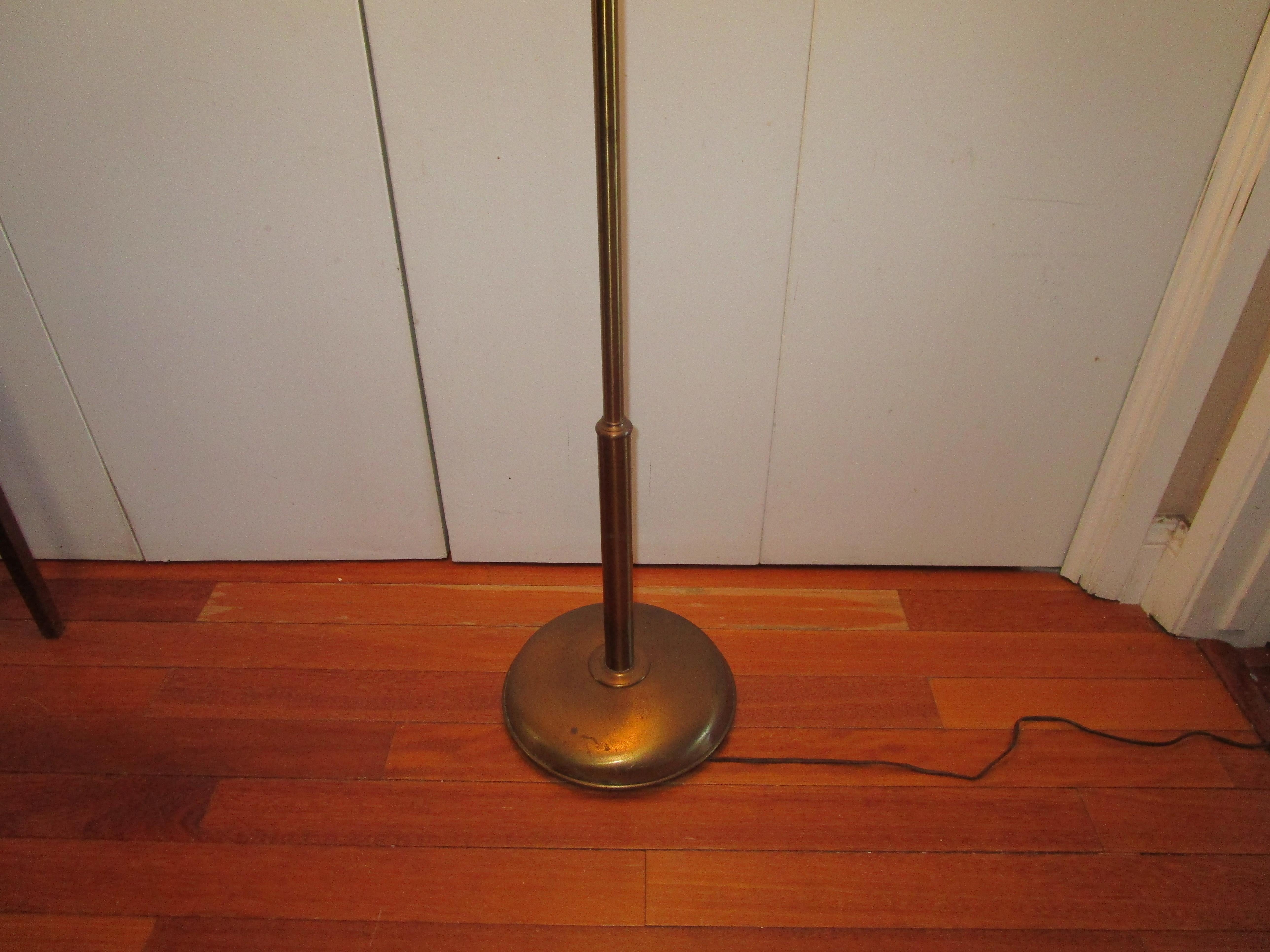 Tole-Messing-Stehlampe in Goldtönen aus der Mitte des Jahrhunderts mit zwei Schirmen im Angebot 4