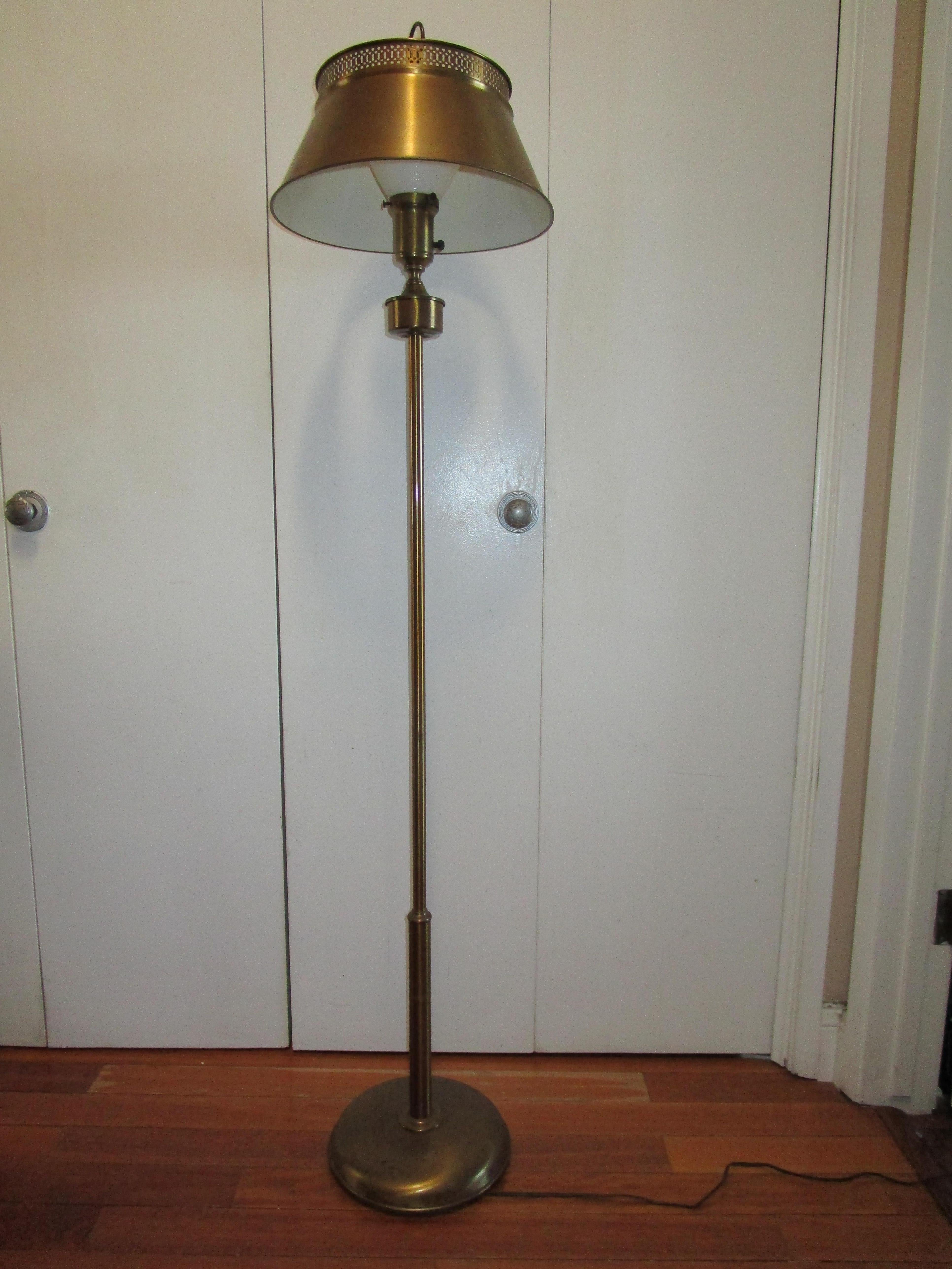 Tole-Messing-Stehlampe in Goldtönen aus der Mitte des Jahrhunderts mit zwei Schirmen im Angebot 6