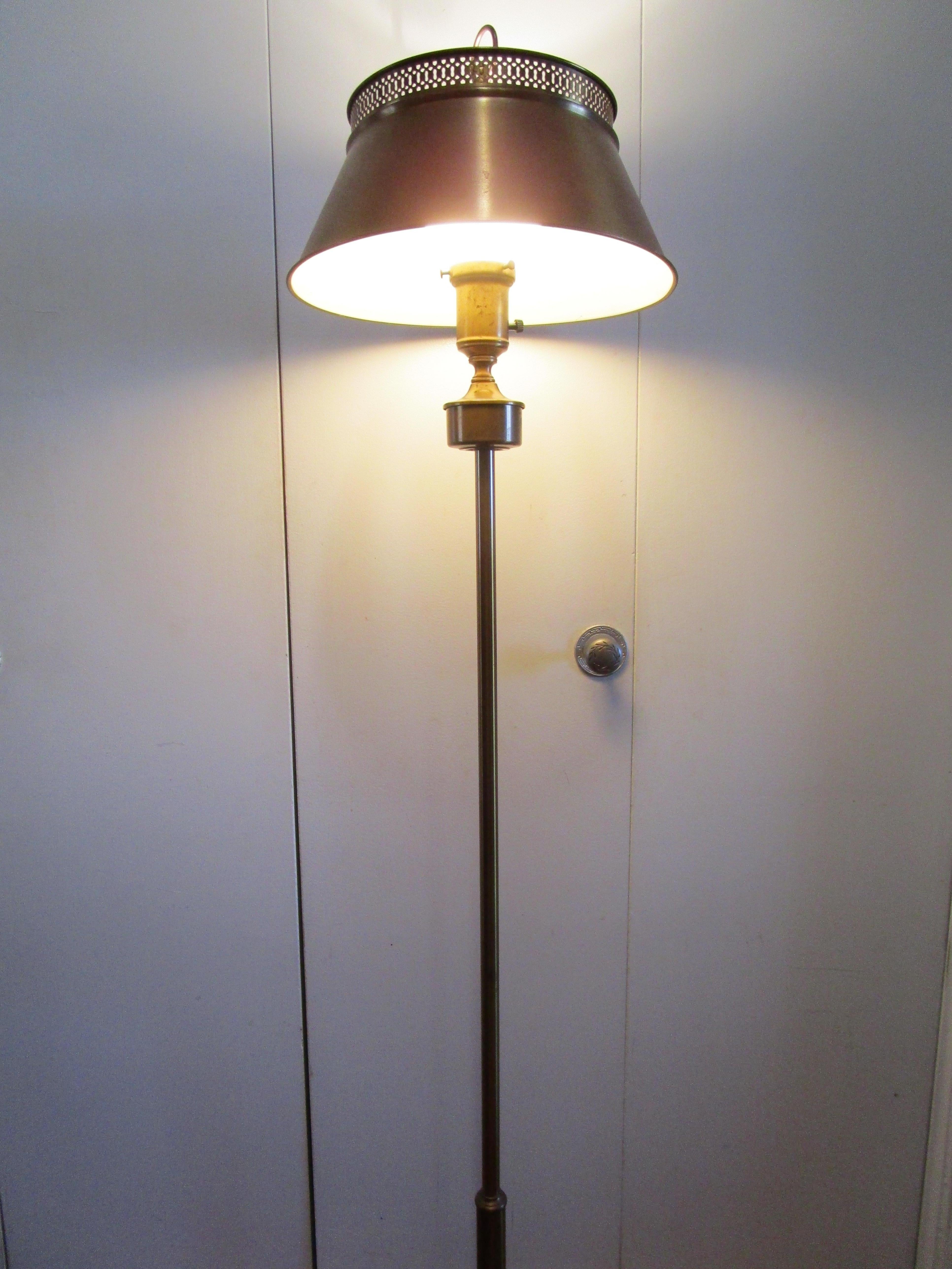 Diese Vintage-Tole-Lampe ist formgetreu mit Extras, wie dem originalen Glasschirmdiffusor in perfektem Zustand unter dem oberen Metallschirm. Aber die  Das brünierte Messing- oder Goldton-Finish dieser Stehleuchte macht sie zum Star in jedem Flur