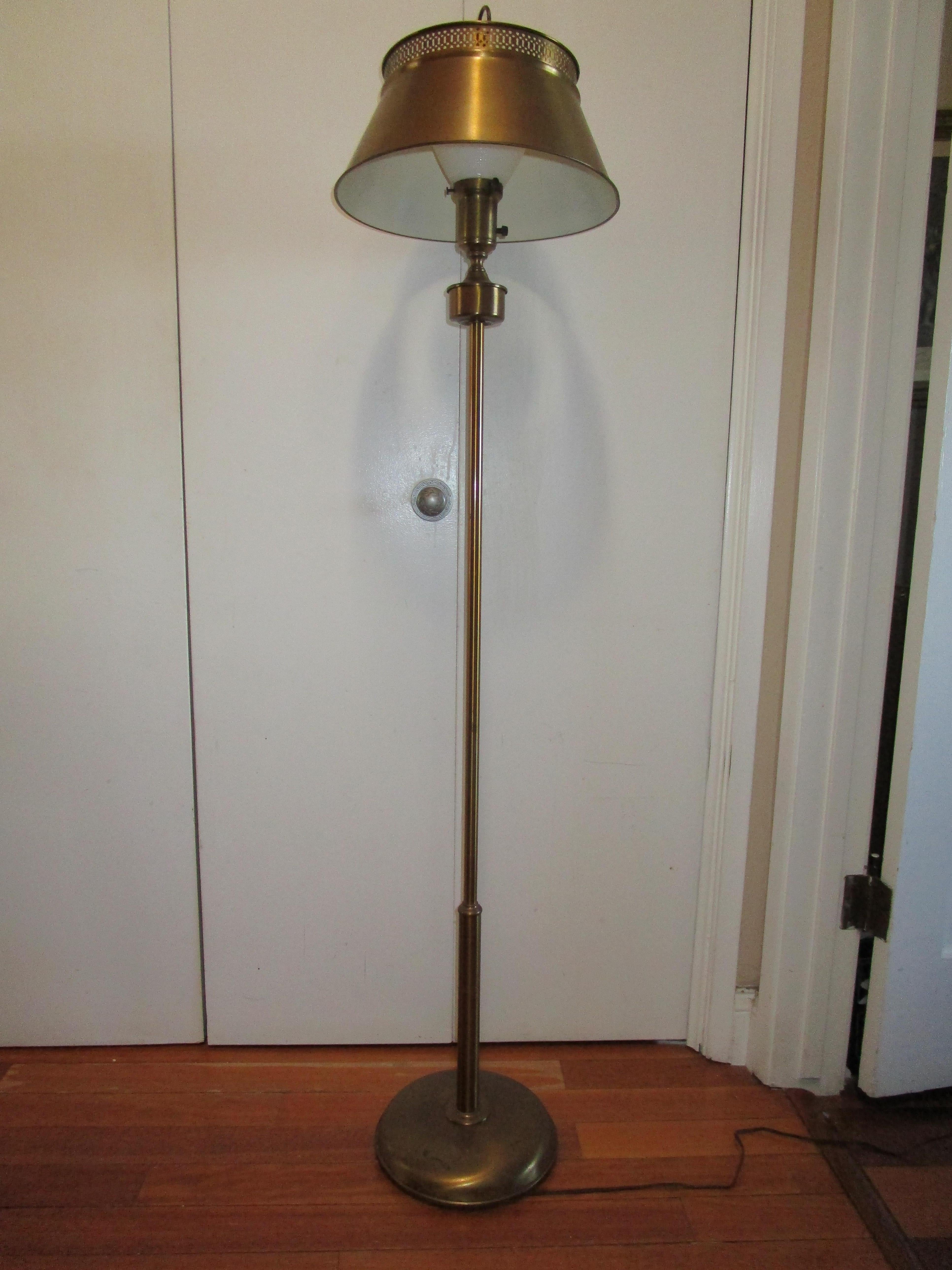 Tole-Messing-Stehlampe in Goldtönen aus der Mitte des Jahrhunderts mit zwei Schirmen (Moderne der Mitte des Jahrhunderts) im Angebot