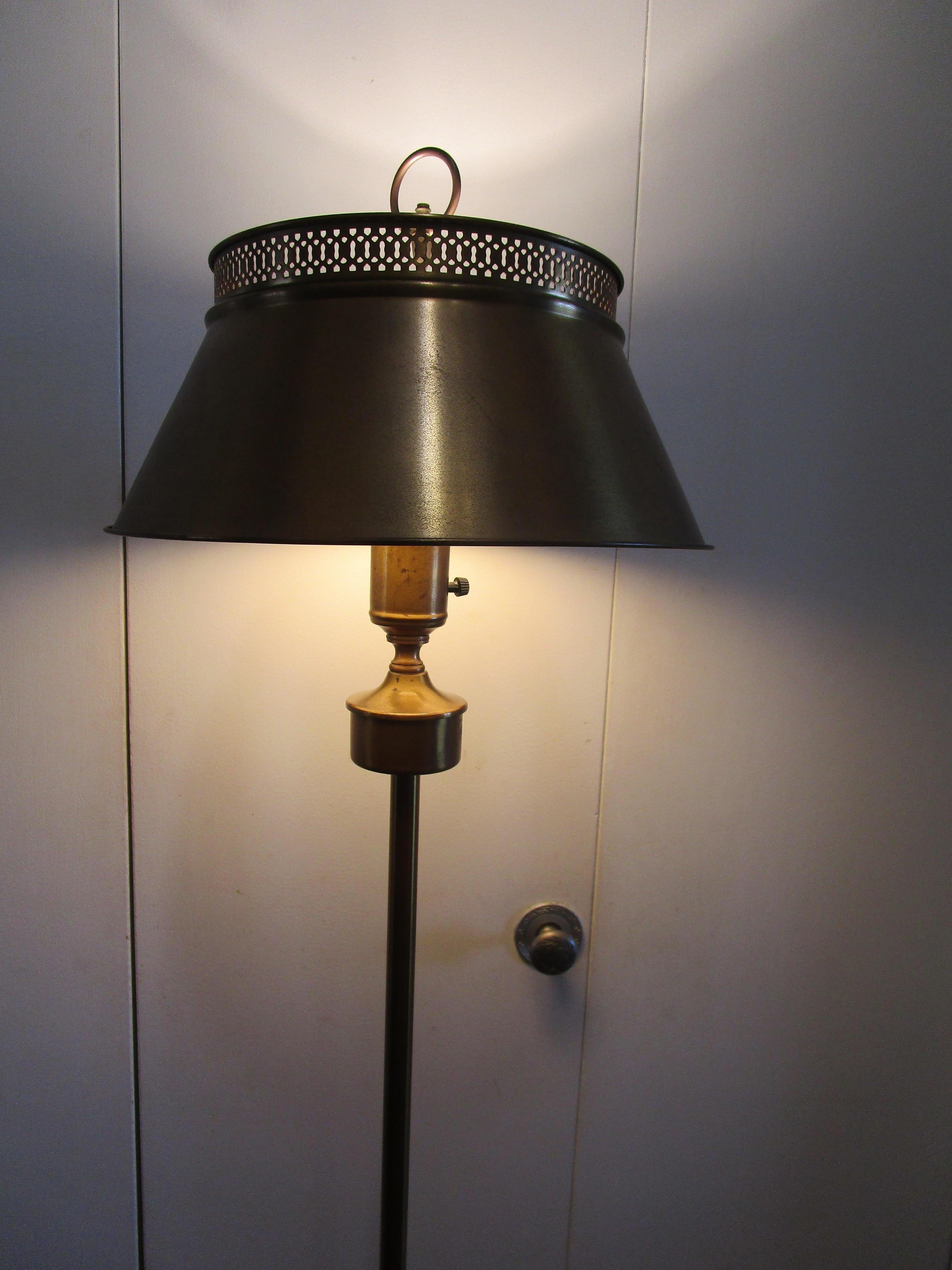 Tole-Messing-Stehlampe in Goldtönen aus der Mitte des Jahrhunderts mit zwei Schirmen im Zustand „Gut“ im Angebot in Lomita, CA