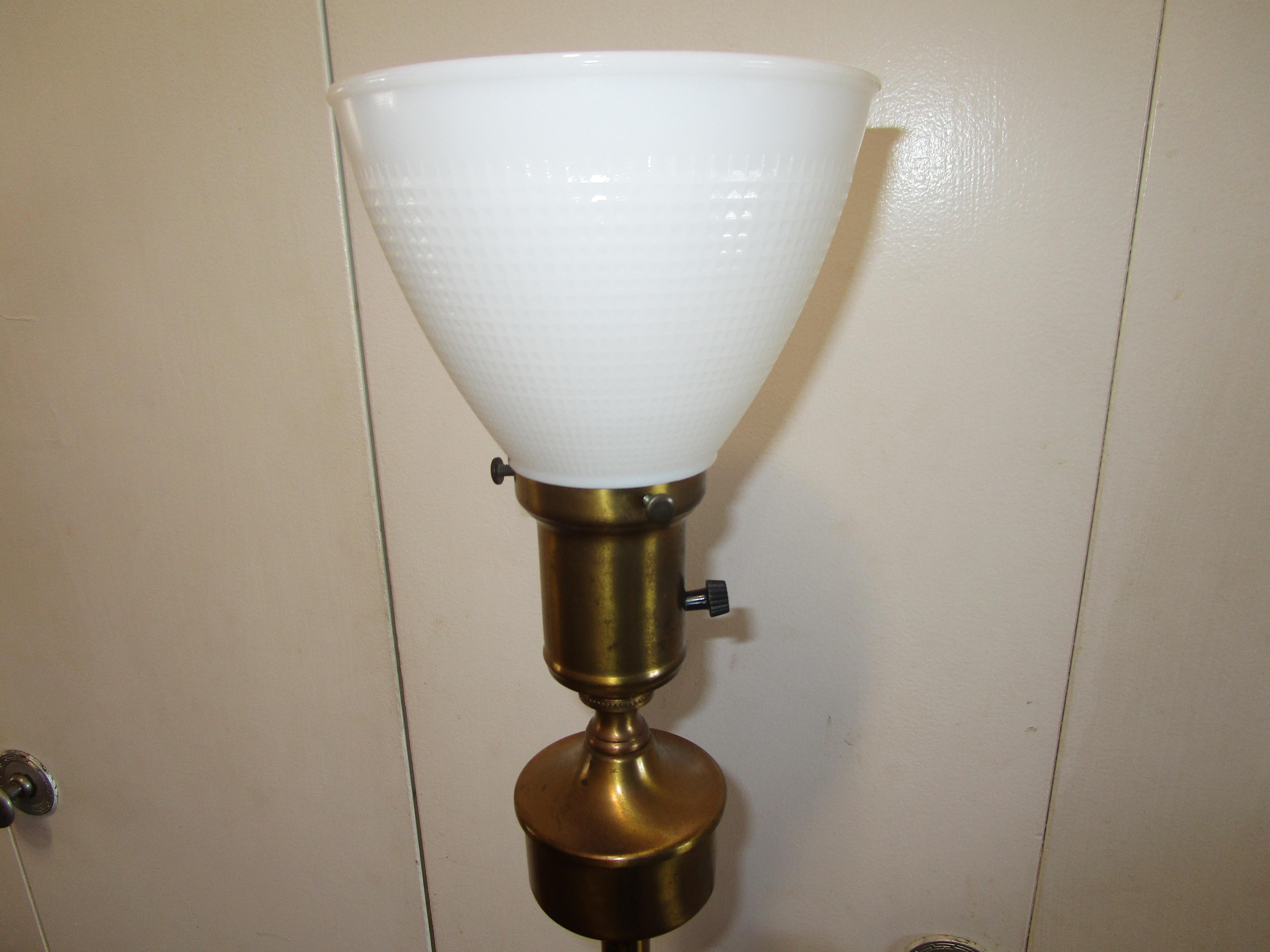 Tole-Messing-Stehlampe in Goldtönen aus der Mitte des Jahrhunderts mit zwei Schirmen im Angebot 1