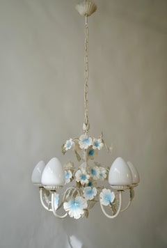 Lustre en tôle avec globes en verre opalin à cinq lumières