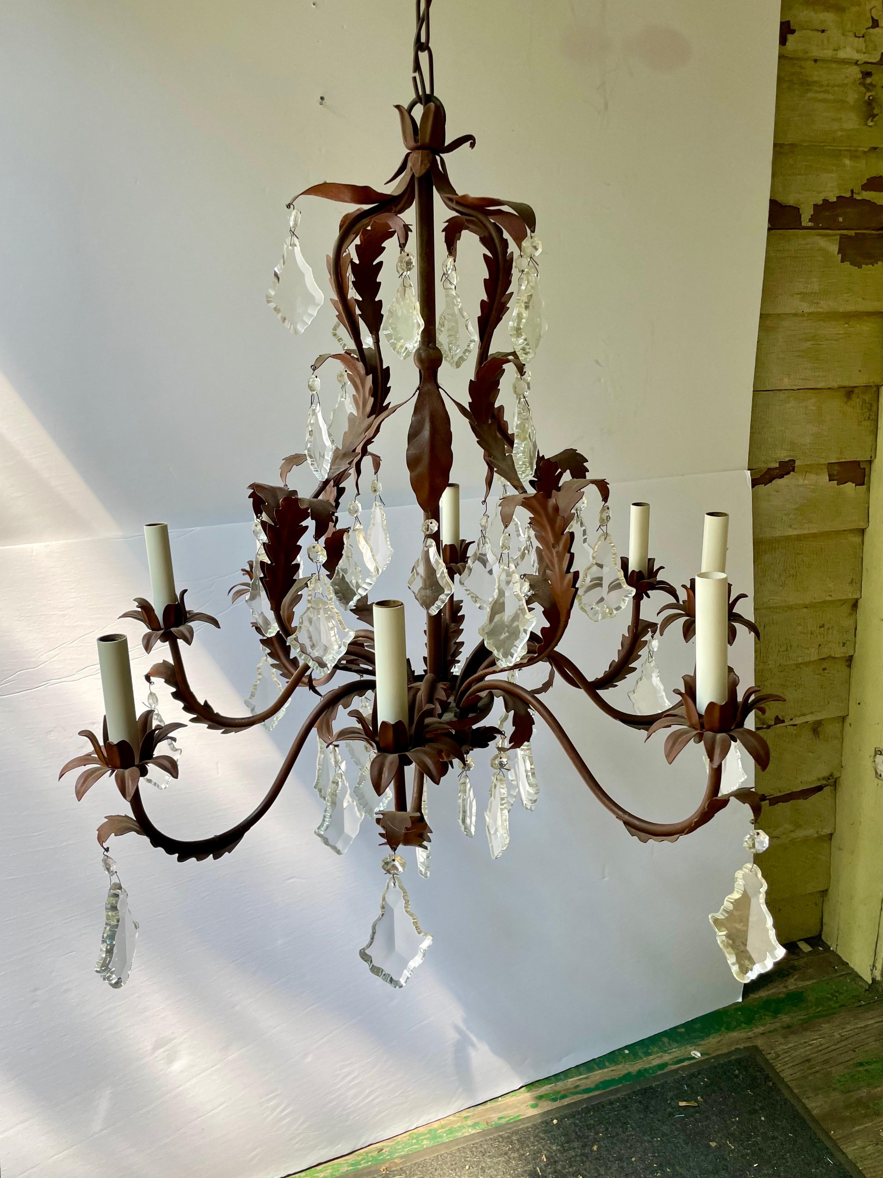 Lampadario in tole e cristallo di grandi dimensioni. Otto braccia. Pronto per essere appeso con il tappo da soffitto originale. Misure: 26