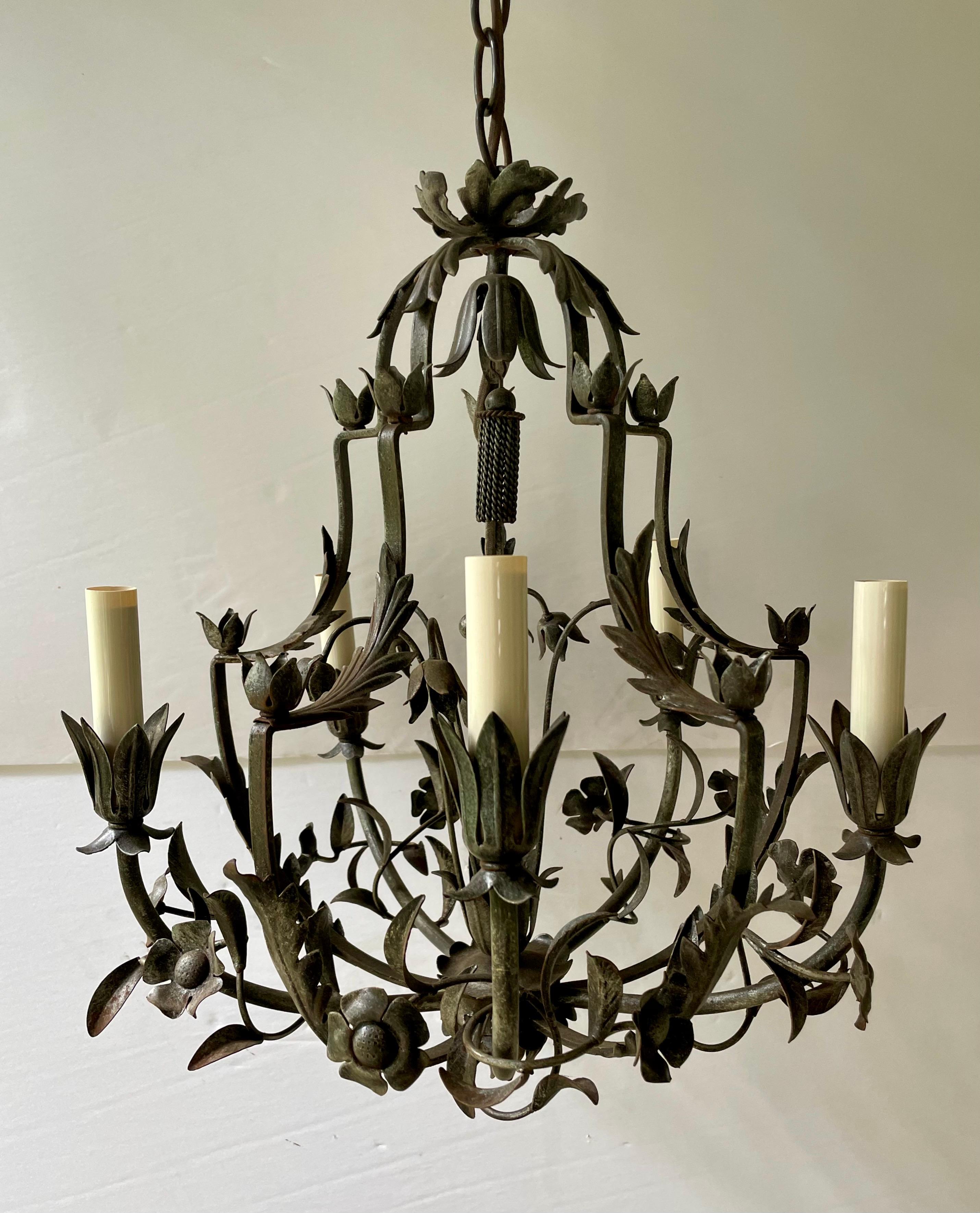 Italiano Lampadario floreale Tole in vendita