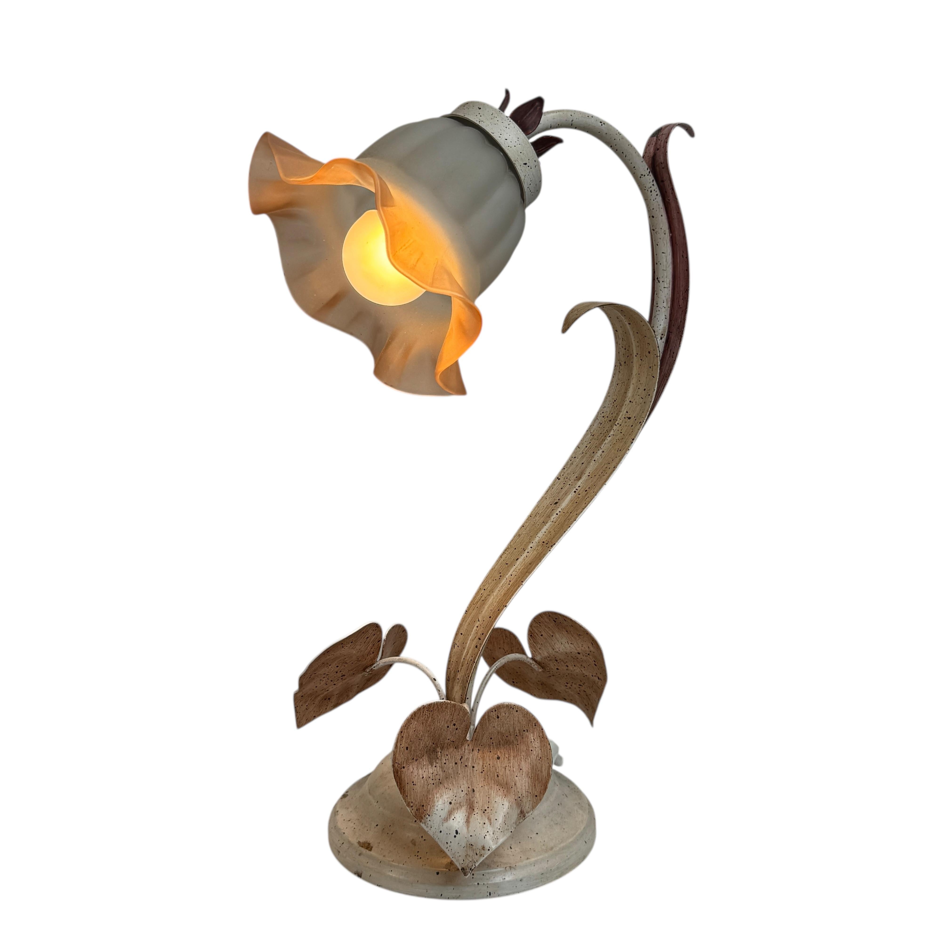 Schöne Tischlampe Florence Style mit einem Glasschirm. Diese Leuchte benötigt eine europäische E14-Kandelaberlampe mit bis zu 40 Watt. Er wird mit dem alten Originalschirm geliefert. Der Lampenfuß besteht aus Metall und ist lackiert. Der Schirm ist