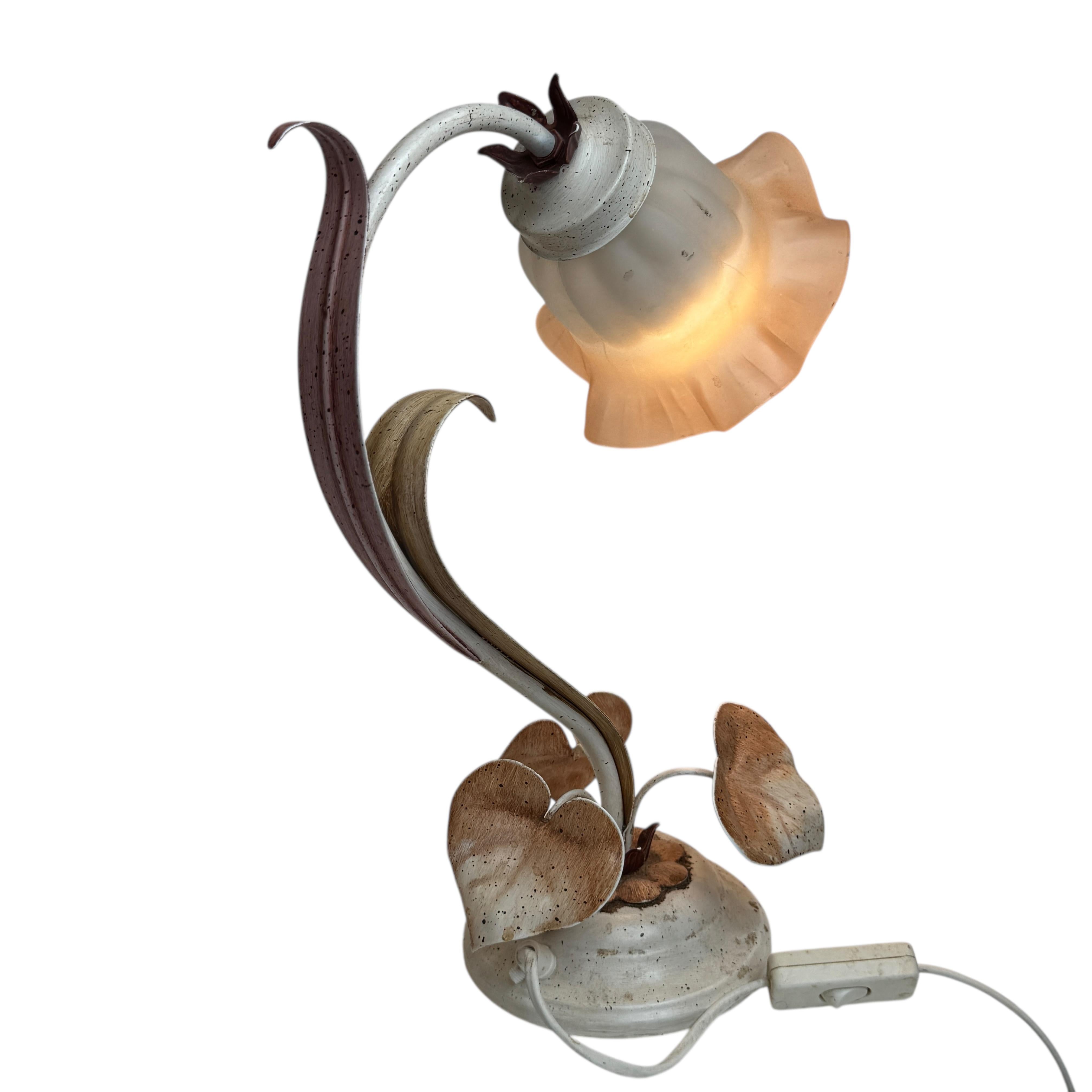 Tole Florence Glasschirm-Tischlampe Vintage Eglo Leuchten Österreich, 1970er Jahre (Österreichisch) im Angebot