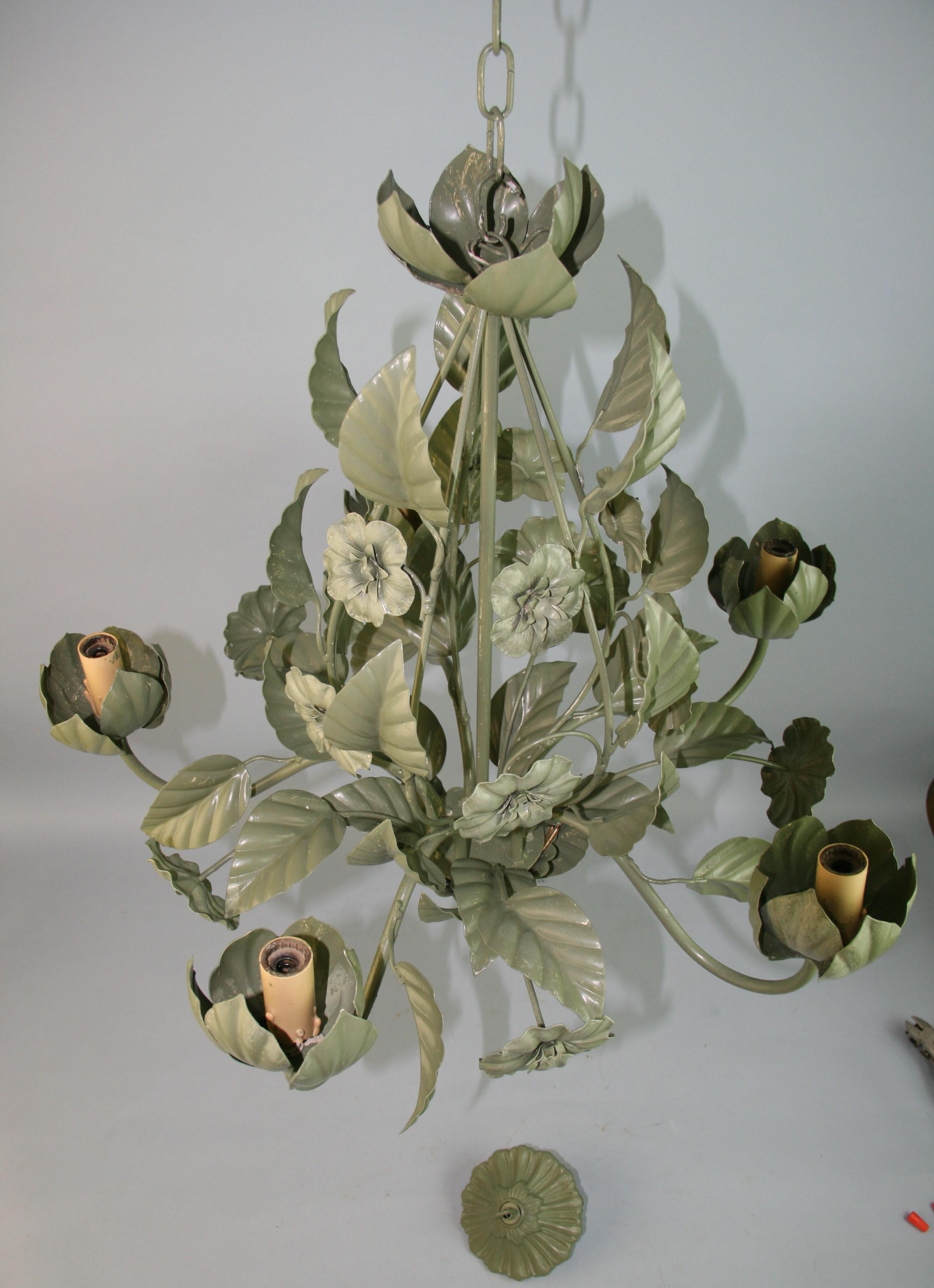 Kronleuchter mit Blättern und Blumen aus Zinn im Angebot 10