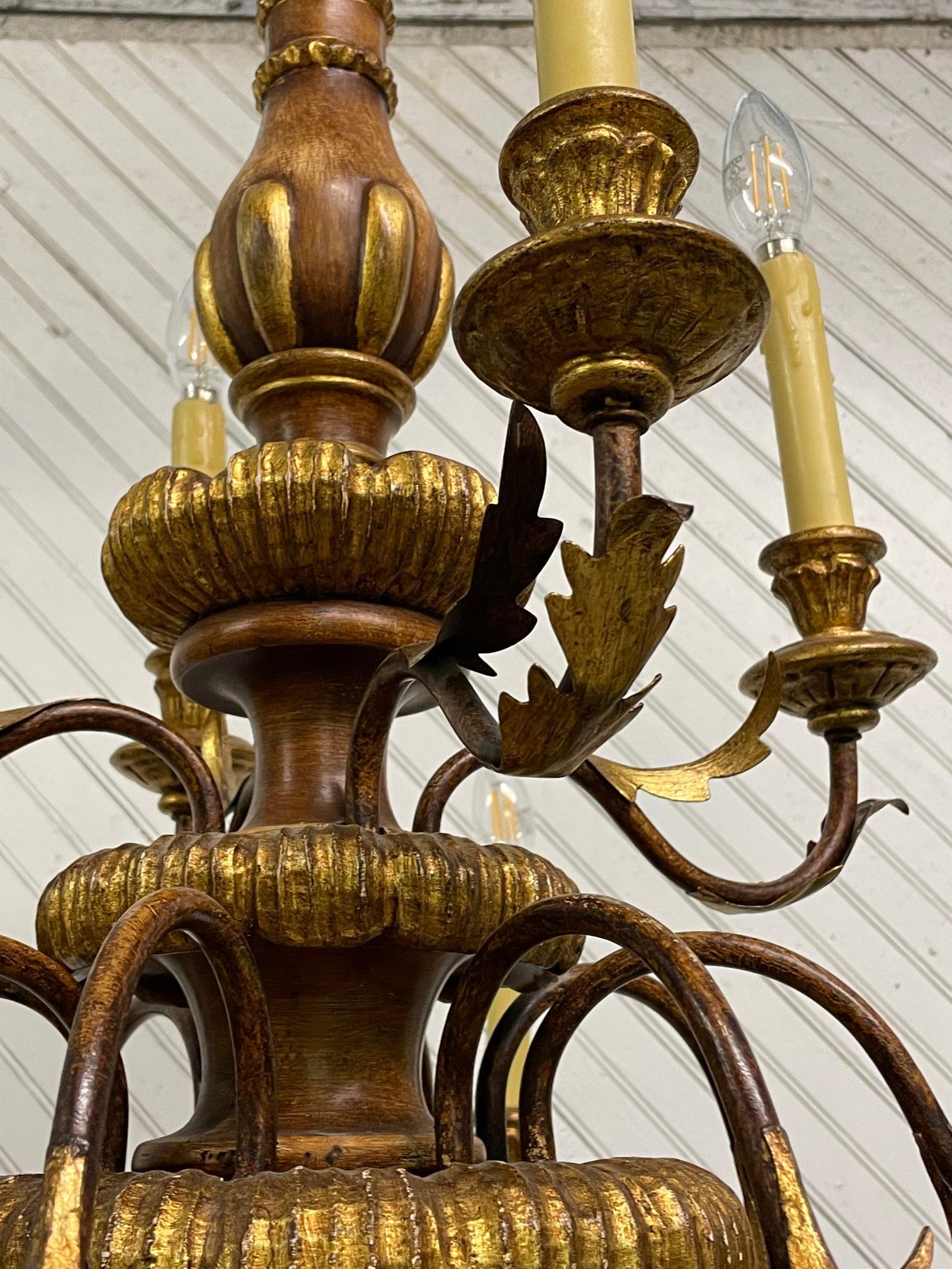 Lampadario a 12 bracci in metallo e legno Tole In condizioni buone in vendita a Jacksonville, FL