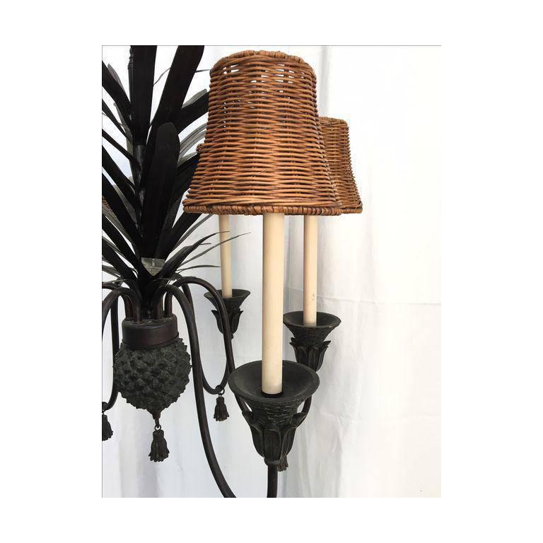 Lustre ananas à six bras en métal tôle avec abat-jour en rotin. Il est agrémenté de glands en métal massif. Très bon état vintage 
  