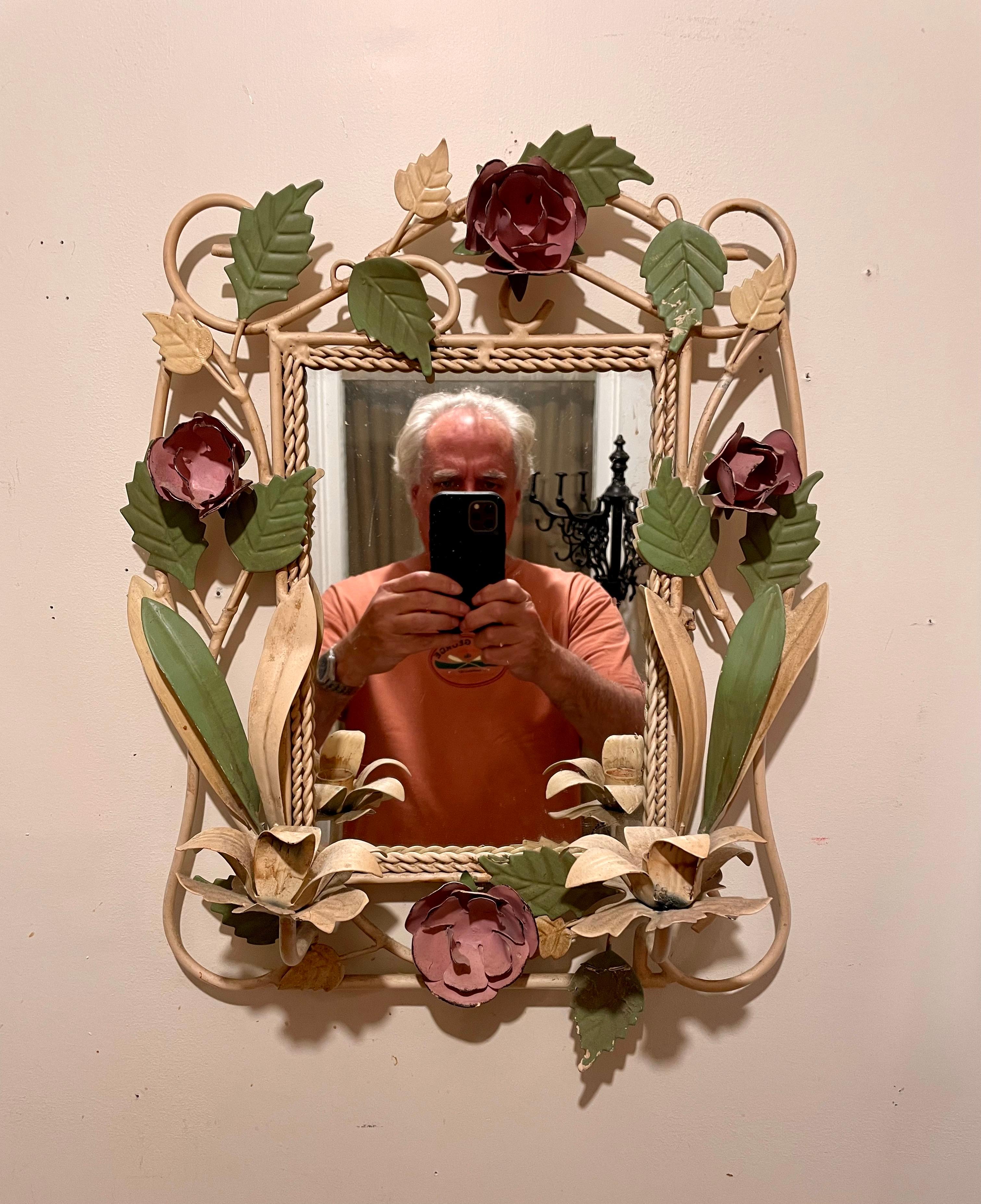 Candelabro Tole con dos brazos. Bonito motivo floral. Buen estado general con ligeras pérdidas de pintura debidas a la edad y al uso. Gancho en la parte posterior para colgar