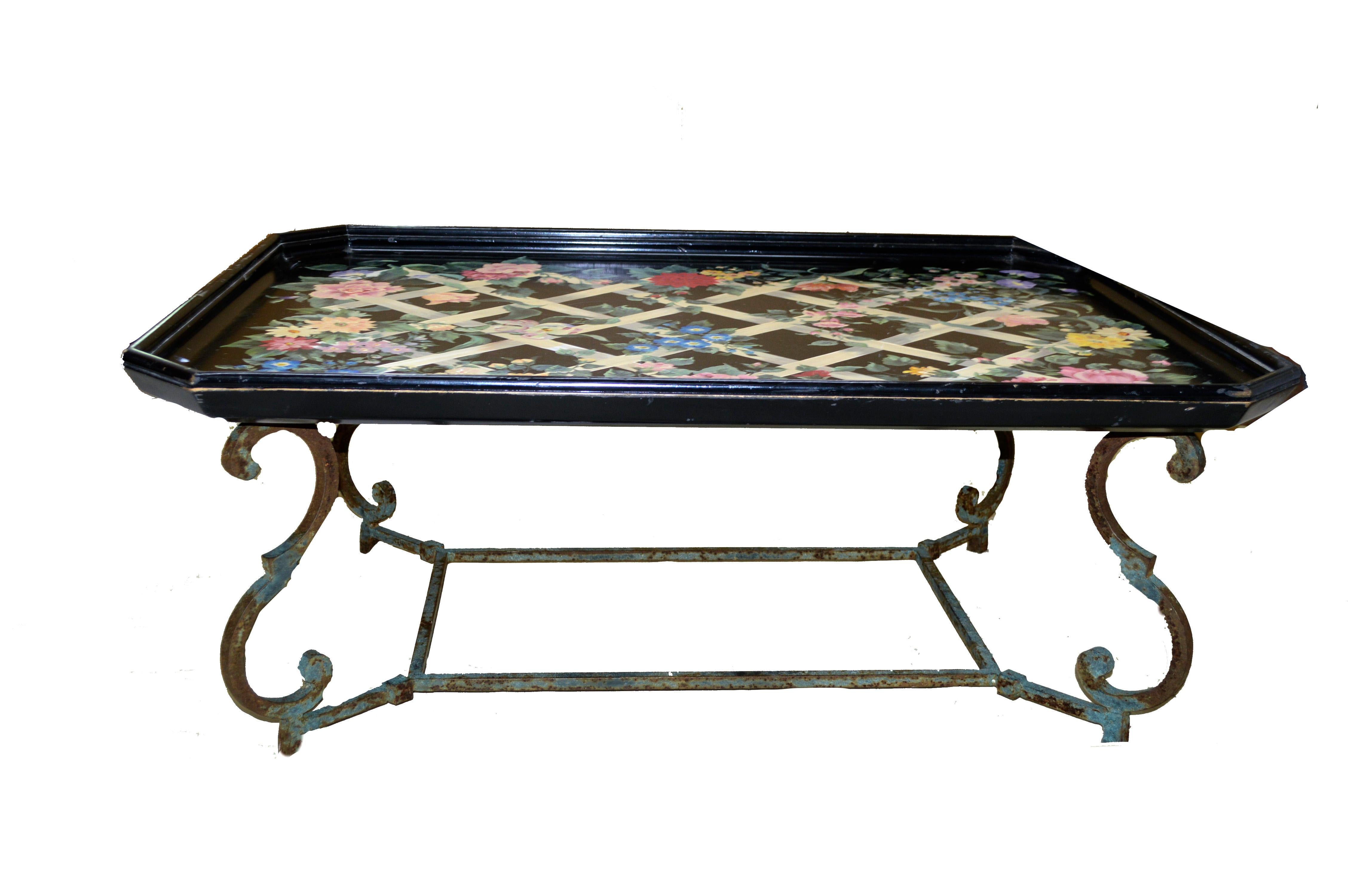 Renaissance Table à plateau grand format en treillis peinte en tôle avec motif de motif de Shari Tipich en vente