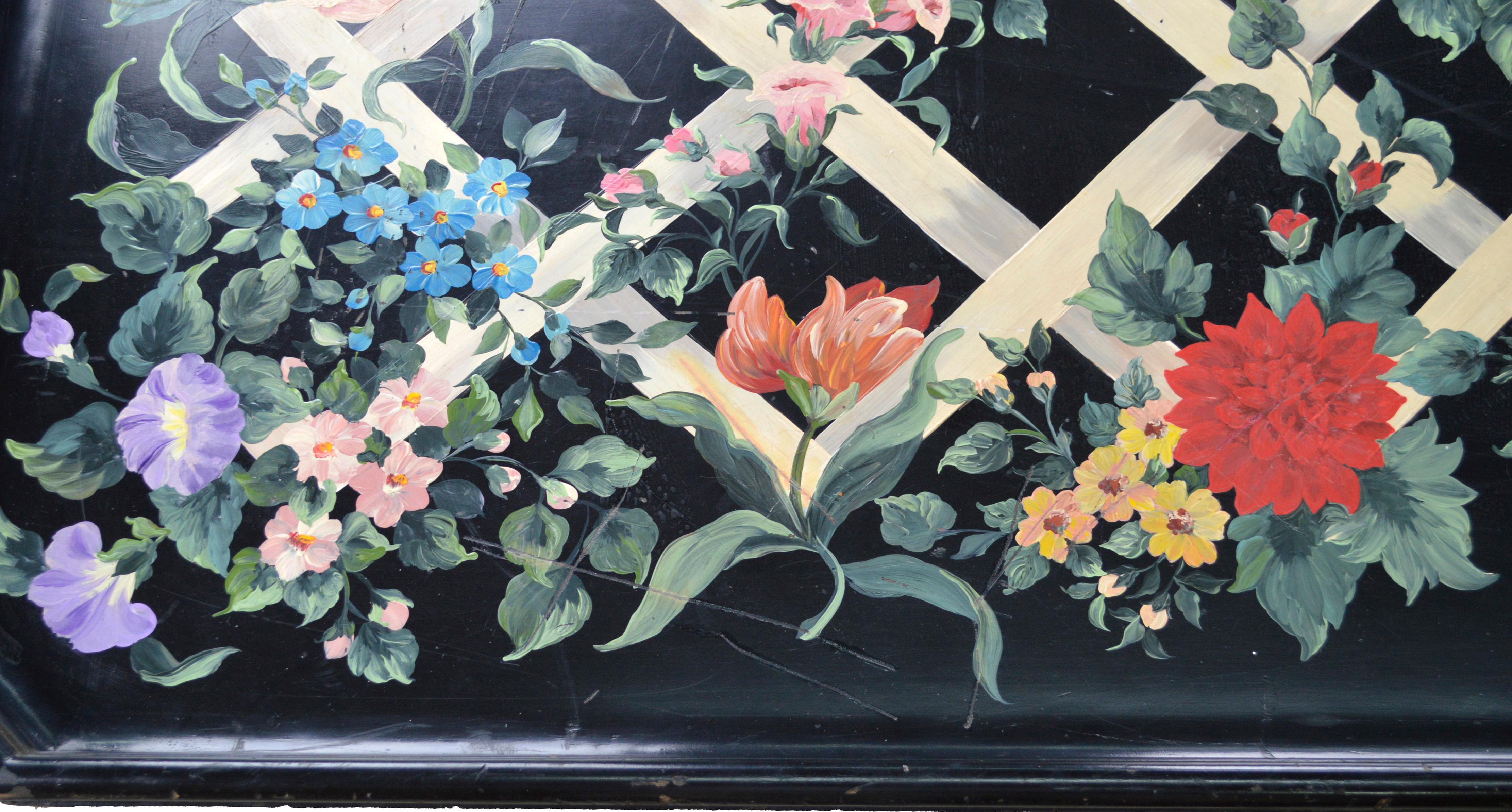 Fin du 20e siècle Table à plateau grand format en treillis peinte en tôle avec motif de motif de Shari Tipich en vente